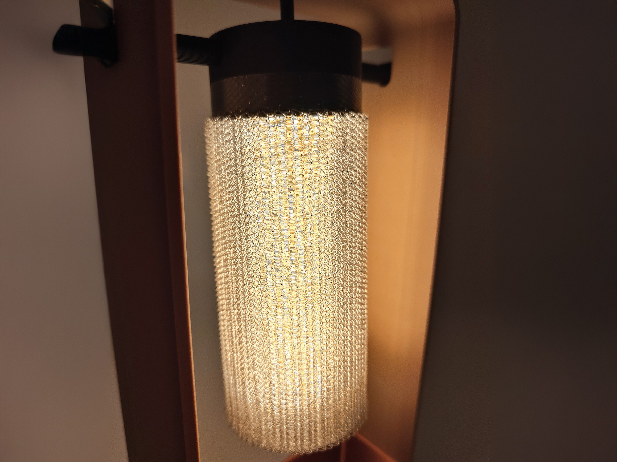 Phase is a modern and minimalist LED table lamp, standing out for its open structure and the originality of its lampshade.