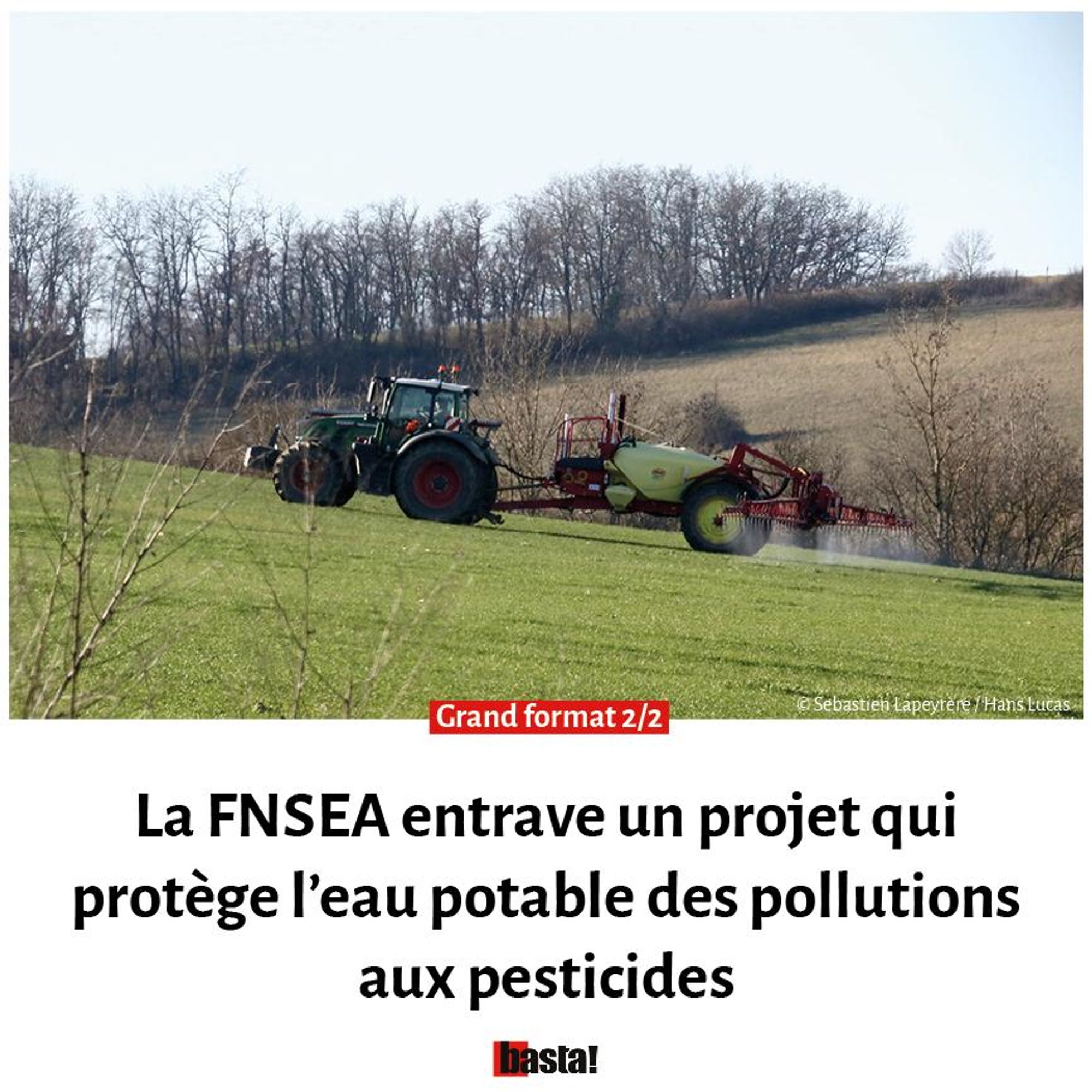 Photo d'un tracteur qui épand des pesticides dans un champs pour illustrer le second volet de l'enquête sur la pollution de l'eau potable aux pesticides. Dans ce deuxième volet, Nolwenn Weiler raconte comment la FNSEA entrave un projet qui protège l'eau potable des pollutions aux pesticides