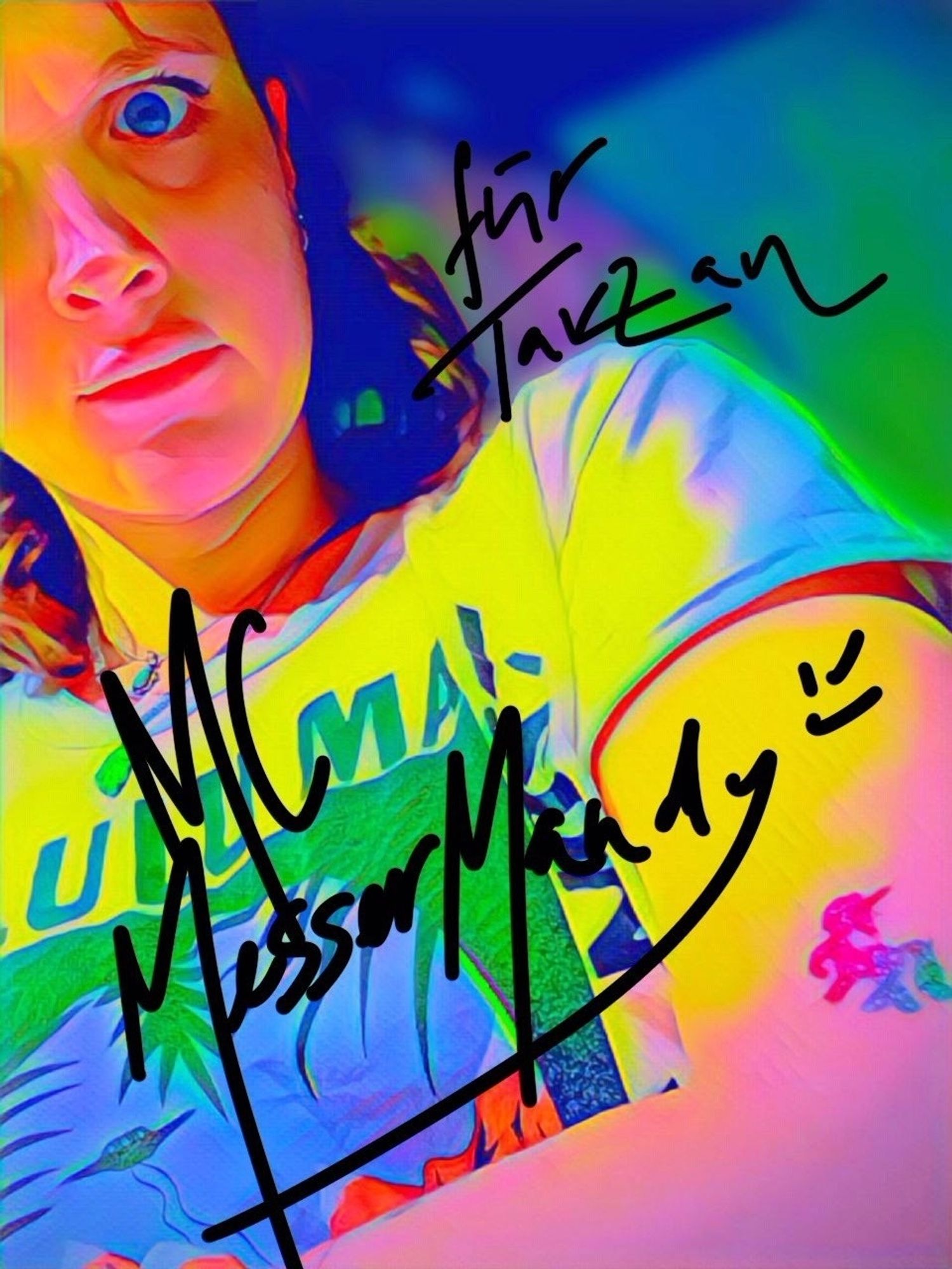 Foto von Mandy mit Neonfarben Filter alles ist bunter. Auf dem Arm hat Mandy ein Einhornglitzertattoo. Darauf geschrieben steht für Tarzan 
MC messermandy und ein zwinkersmiley
Es ist eine Autogrammkarte