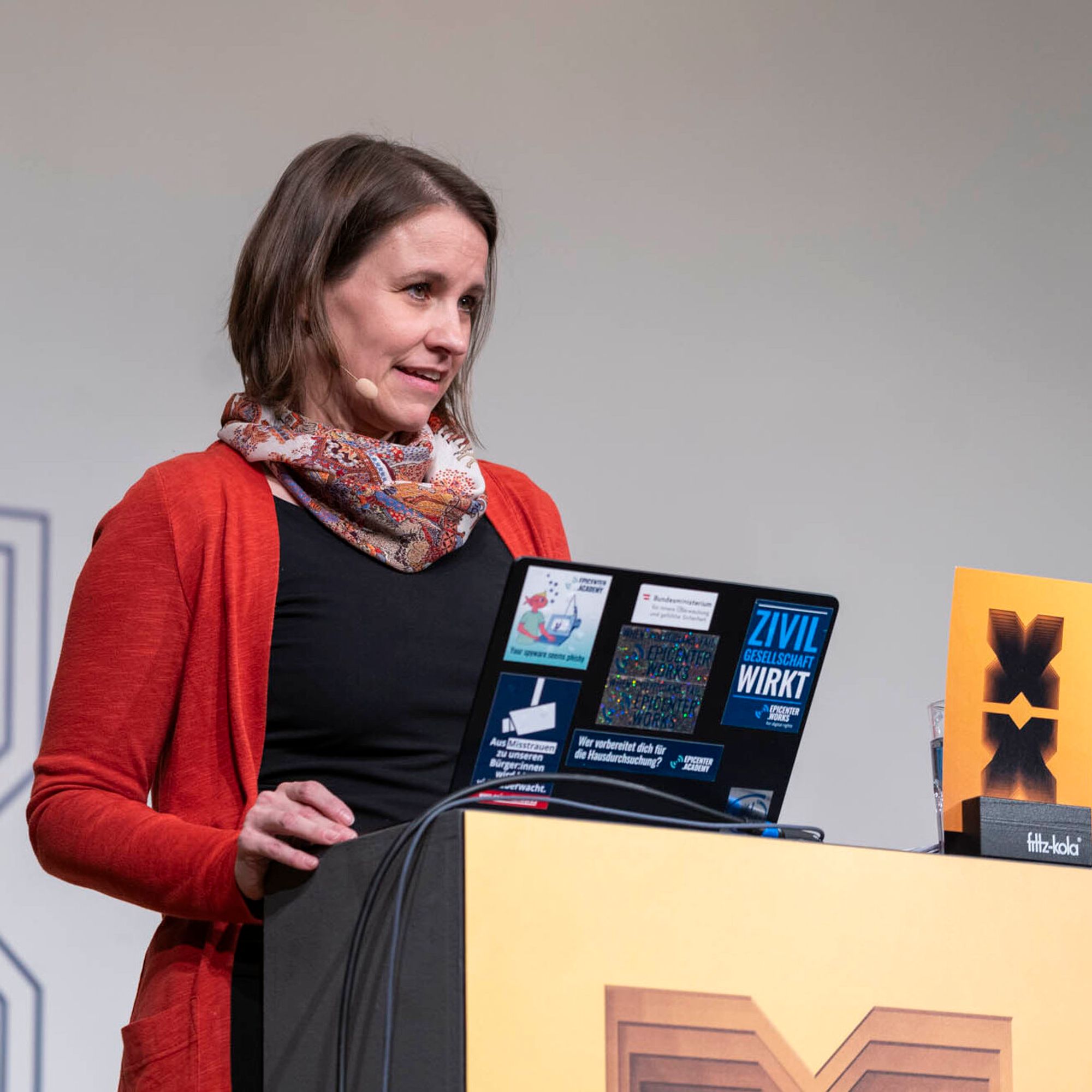 eine Frau steht an einem Podium