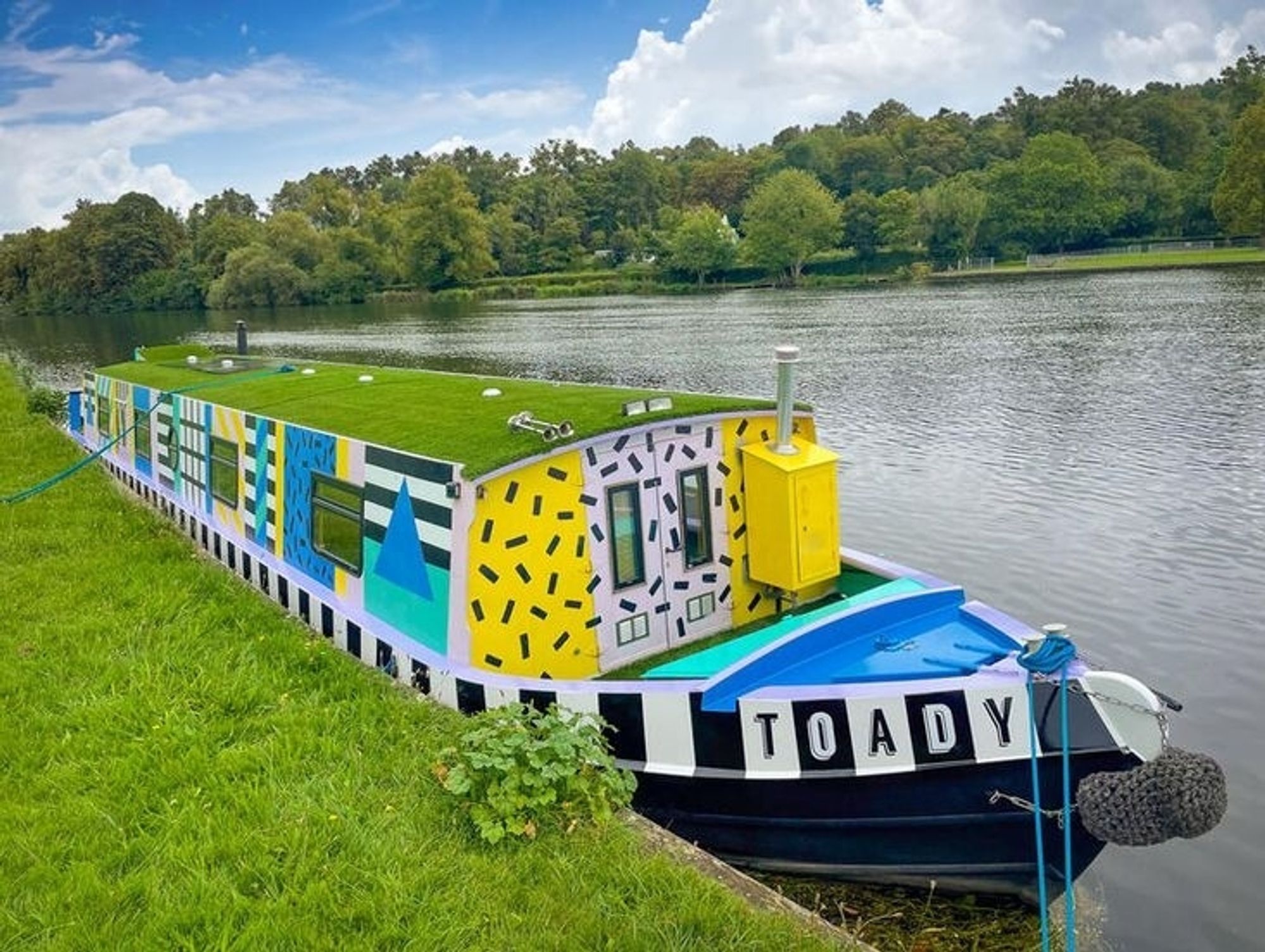 "Toady", a semi-wide beam barge on the  Thames and for sale for a fairly reasonable price, considering. The exterior is a mixture of various dazzling patterns and, honestly, if you need a screenreader please please find a friend to describe the interior to you. This is immense.