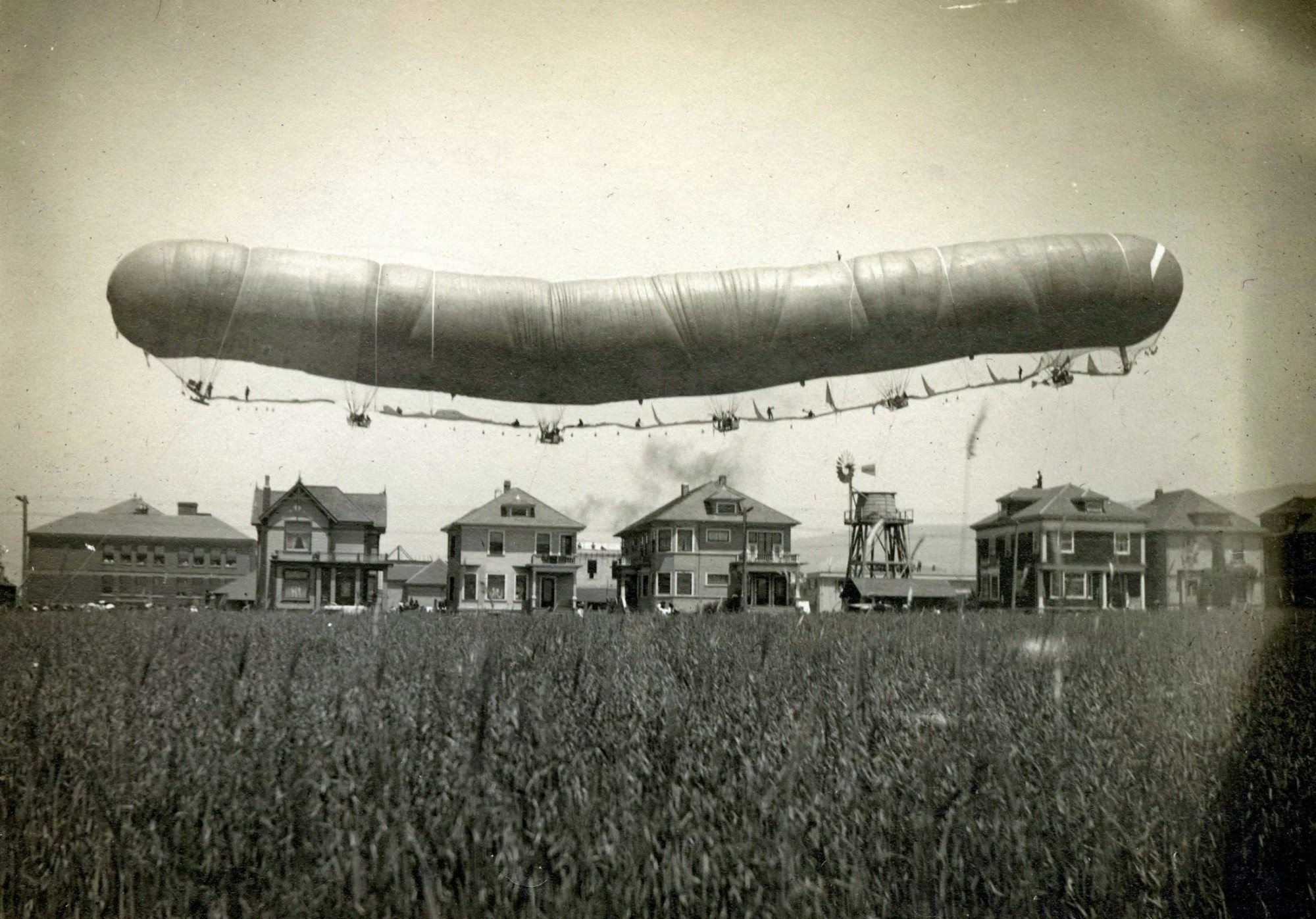 This particular unsolicited dick ship (or just an aeronautical sausage, for the pure of mind) is the Morrell airship, and from it's overly wobbly demeanor I suspect you can already guess how this one turns out.