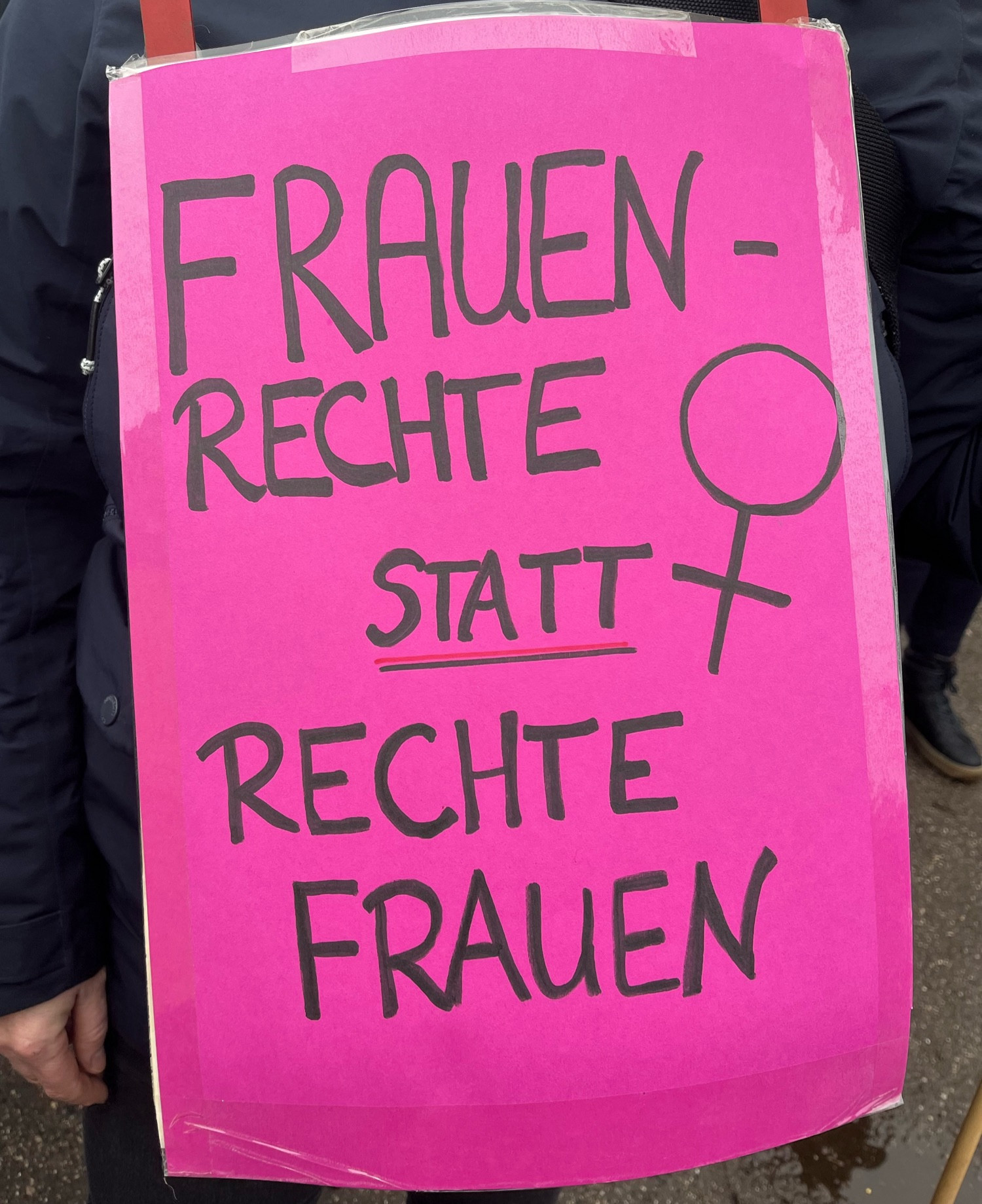 Demo-Schild : Frauenrechte statt Rechte Frauen