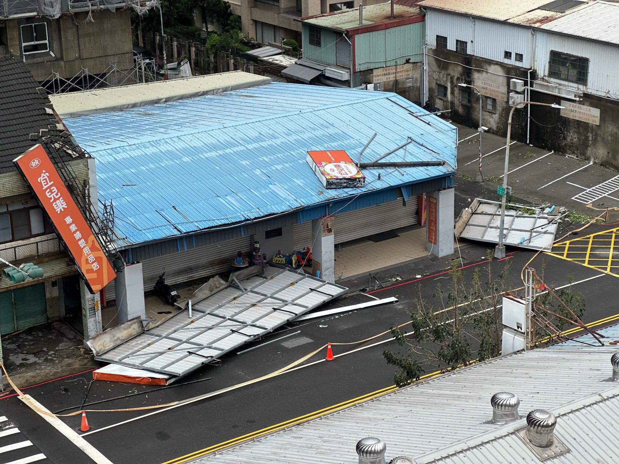 The same store with its giant sign strewn all over the road