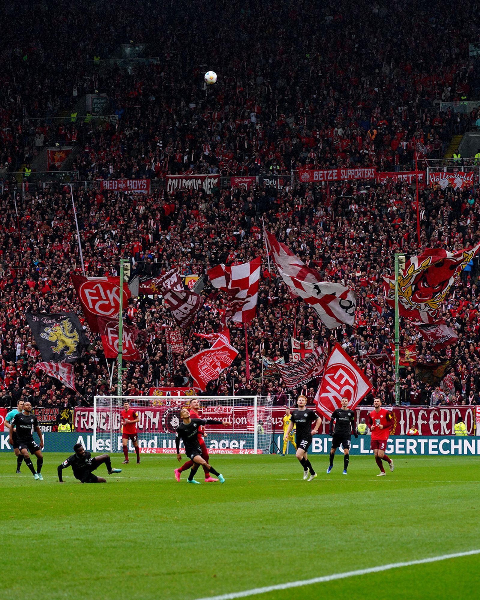 Bild während des Spiels gegen Fürth, mit Blick auf die Westkurve