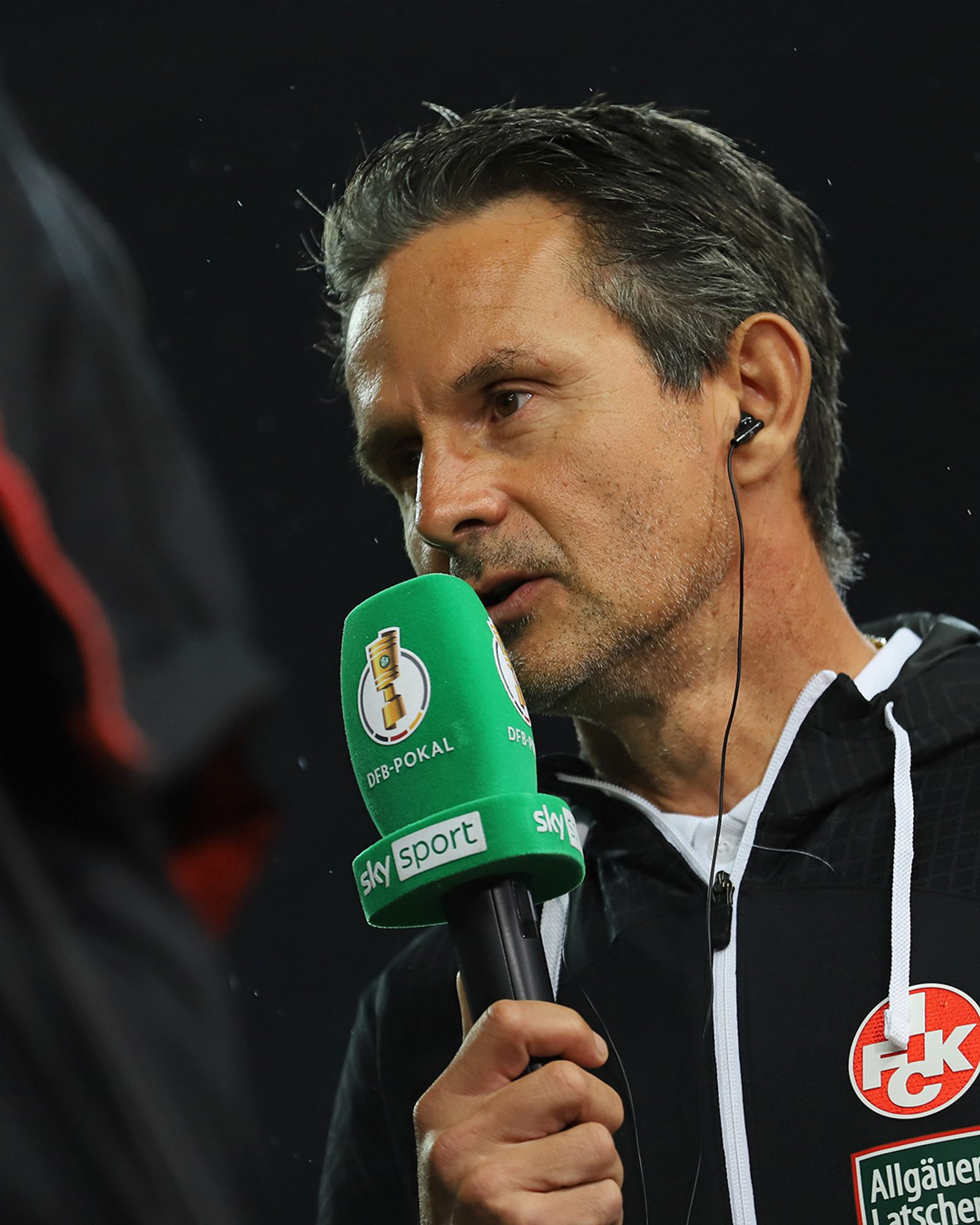 Dirk Schuster während eines Interviews beim letzten Pokalspiel gegen Köln