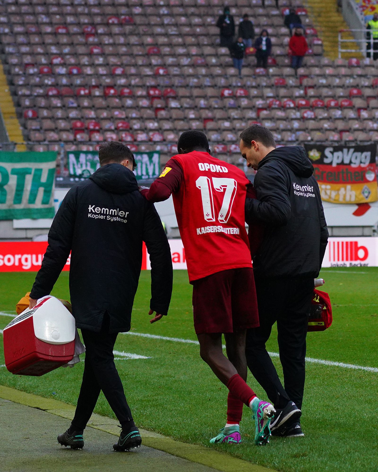 Opoku geht beim Spiel gegen Fürth gestützt vom Feld