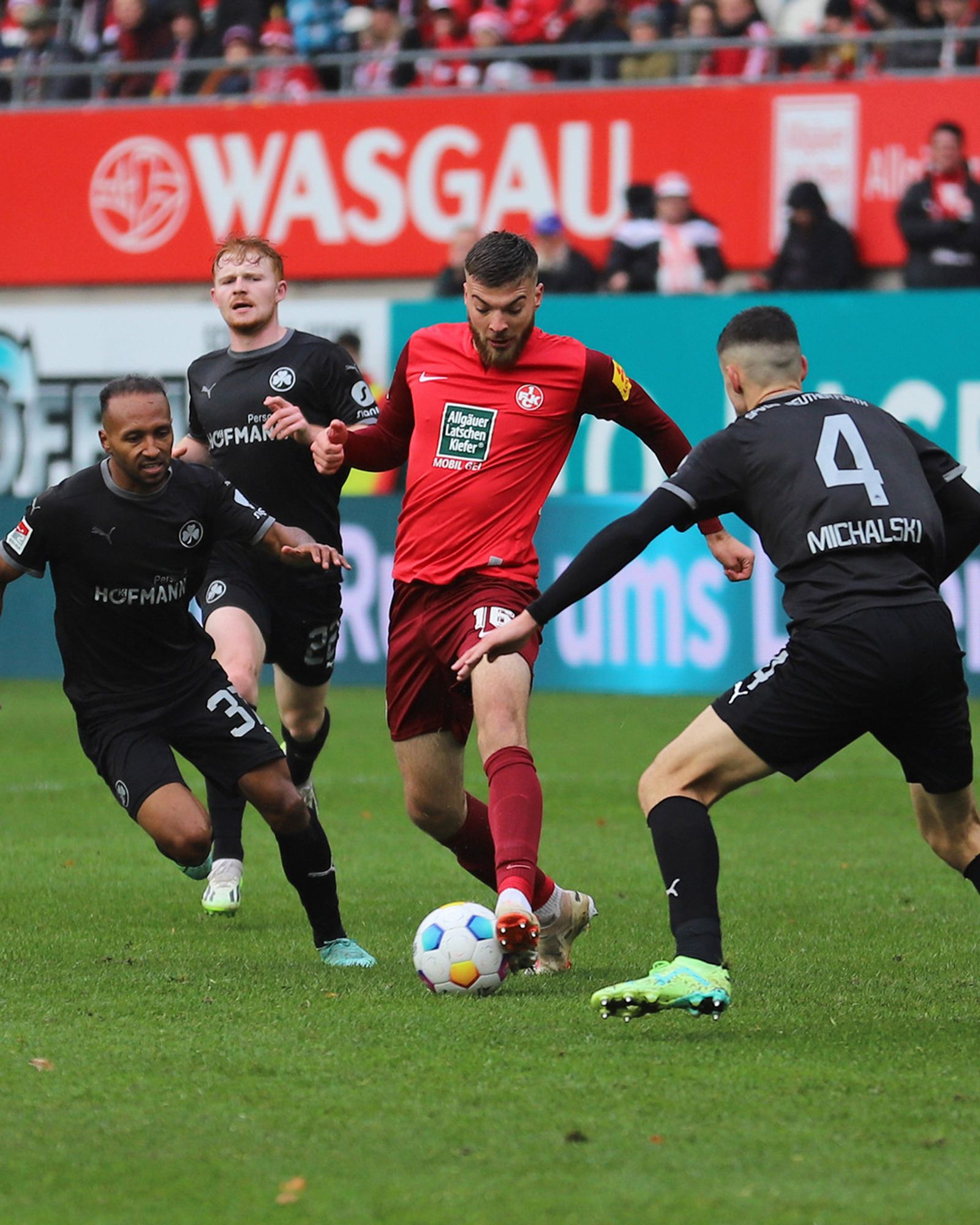 Julian Niehues im Dribbling gegen 3 Fürther Gegenspieler