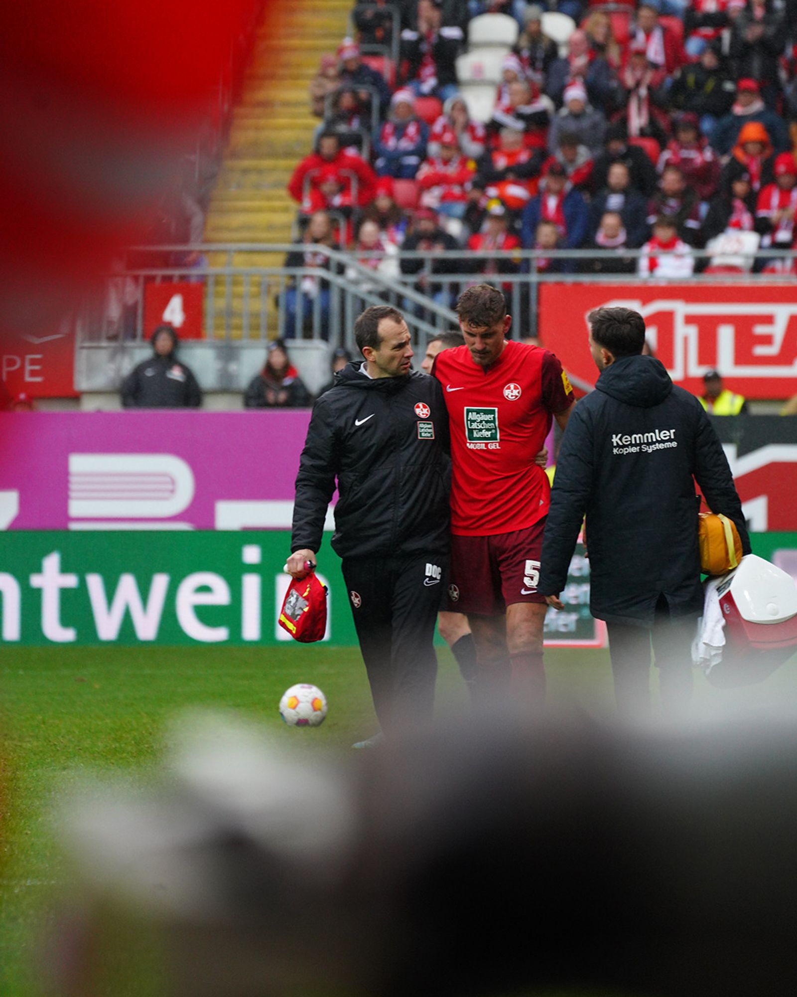 Kraus geht beim Spiel gegen Fürth gestützt vom Feld