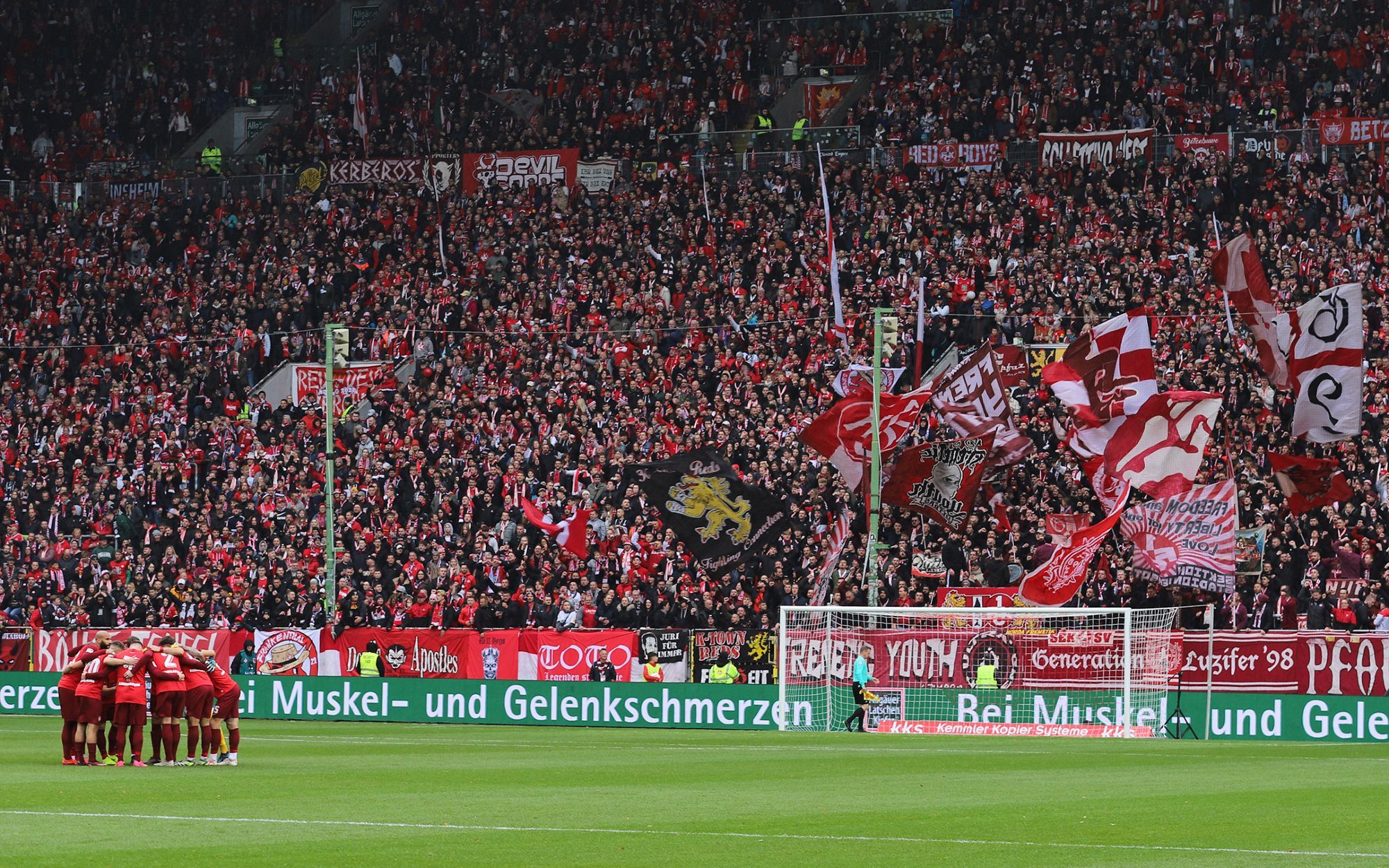 Blick auf die Westkurve während dem Fürth Spiel