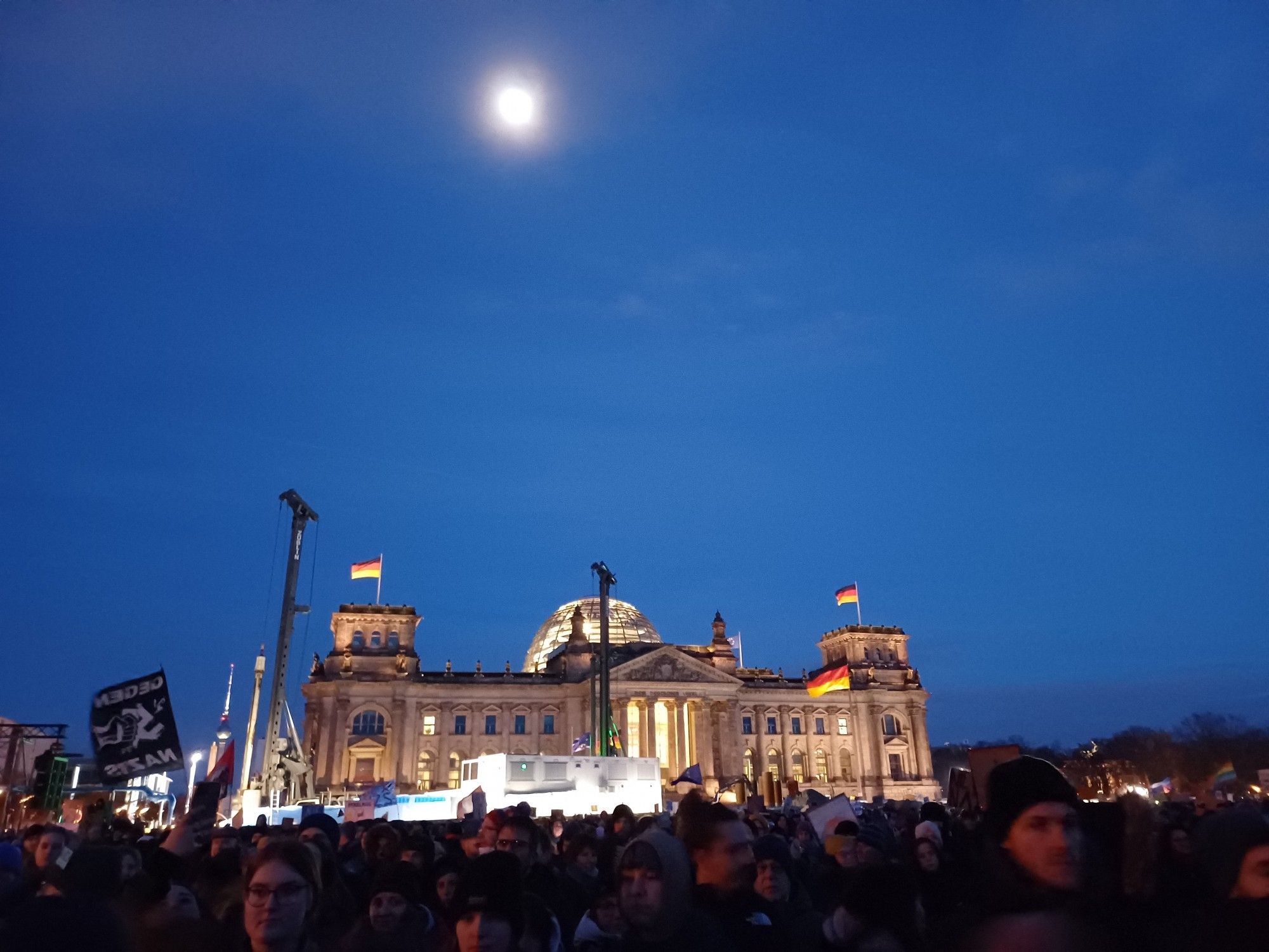 Der Reichstag mit dem Montag darüber, davor eine riesige Menge von Demonstranten gegen Rechtsextreme