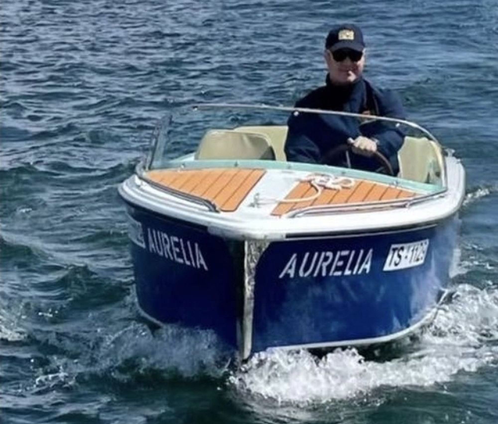 Markus Söder im Motorboot - Wassertaxi