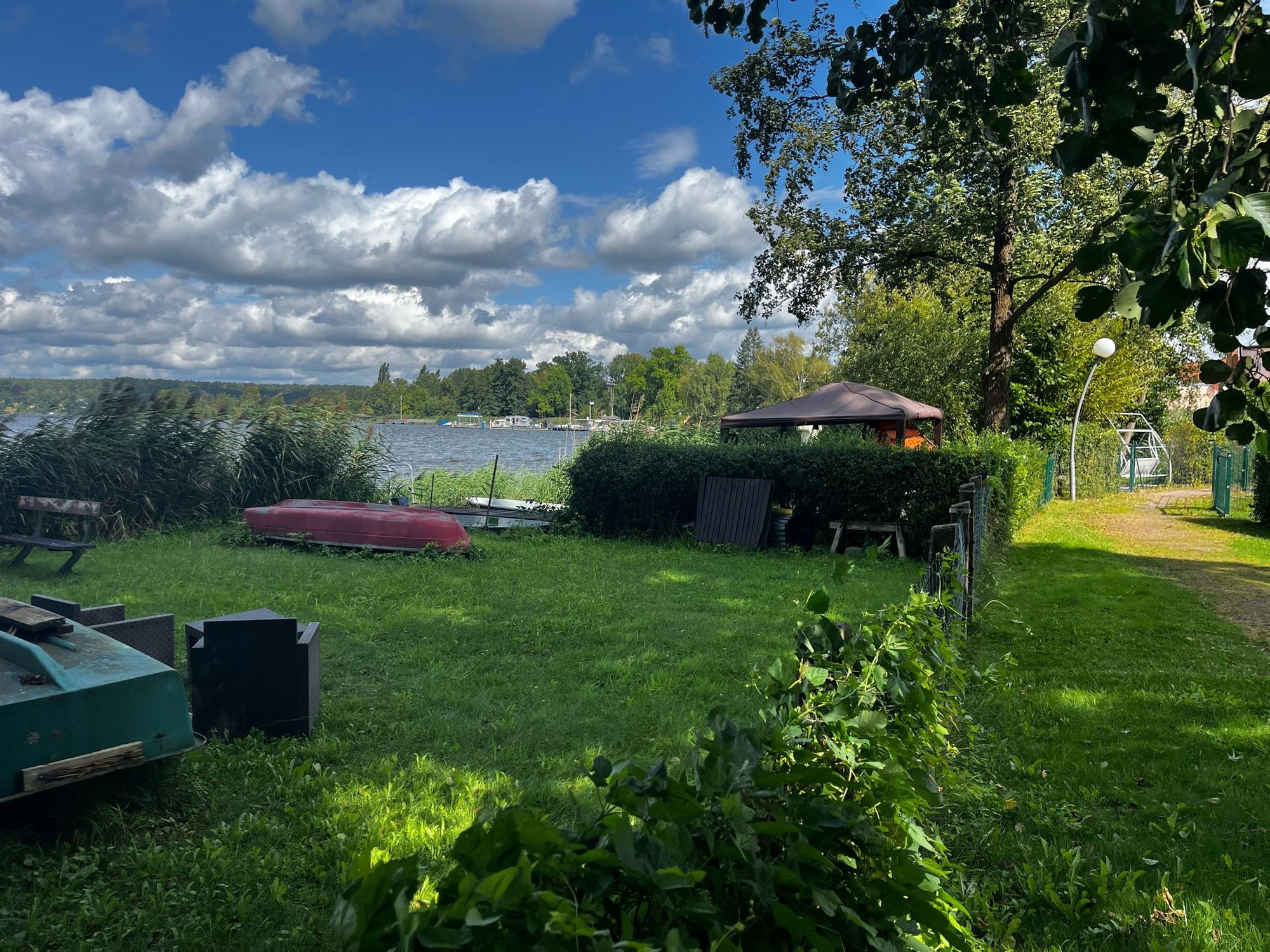 Seeufer am Teupitzer See, sonnig und wenige Wolken