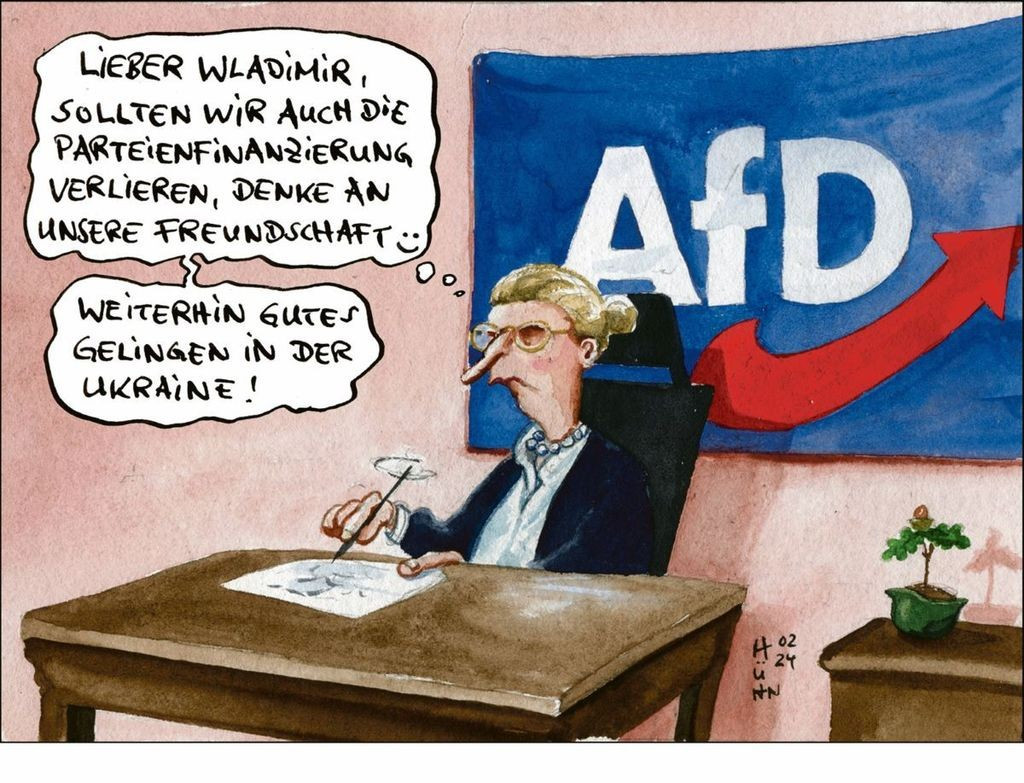 Eine Karikatur zeigt eine blonde Frau mit Perlenkette, die an einem Tisch sitzt vor einem Plakat mit großem AfD-Logo. Sie hält einen Stift in der Hand und formuliert in Gedanken einen Brief: „Lieber Wladimir, sollten wir auch die Parteifinanzierung verlieren, denke an unsere Freundschaft :) Weiterhin gutes Gelingen in der Ukraine!“