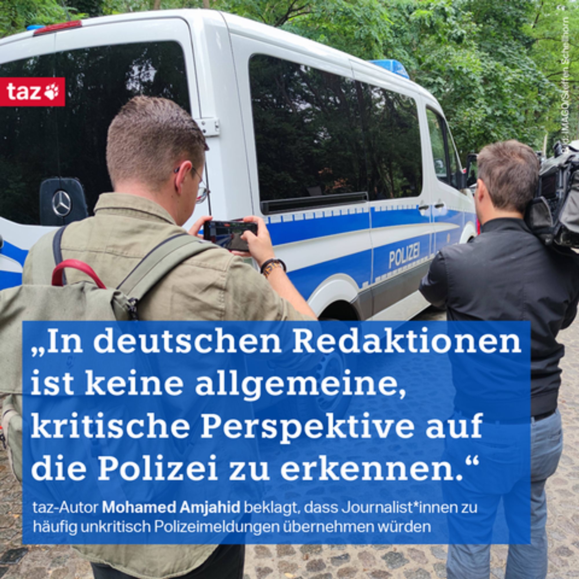 „In deutschen Redaktionen ist keine allgemeine, kritische Perspektive auf die Polizei zu erkennen.“ taz-Autor Mohamed Amjahid beklagt, dass Journalist*innen zu häufig unkritisch Polizeimeldungen übernehmen würden. Dazu eine Foto von Journalist*innen, die einen Polizeiwagen filmen.