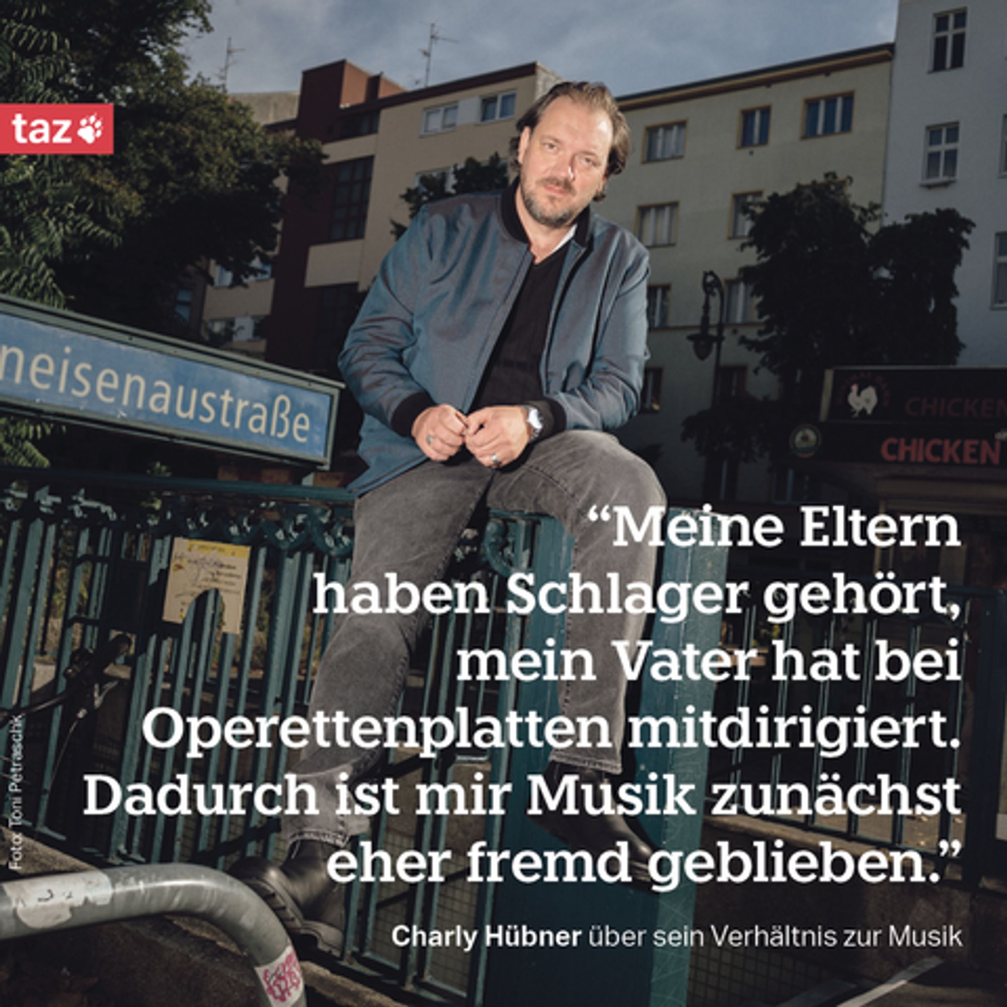 2 Ein Foto des Schauspielers Charly Hübner. Beschriftung: "Meine Eltern haben Schlager gehört, mein Vater hat bei Operettenplatten mitdirigiert. Dadurch ist mir Musik zunächst eher fremd geblieben." Charly Hübner über sein Verhältnis zur Musik