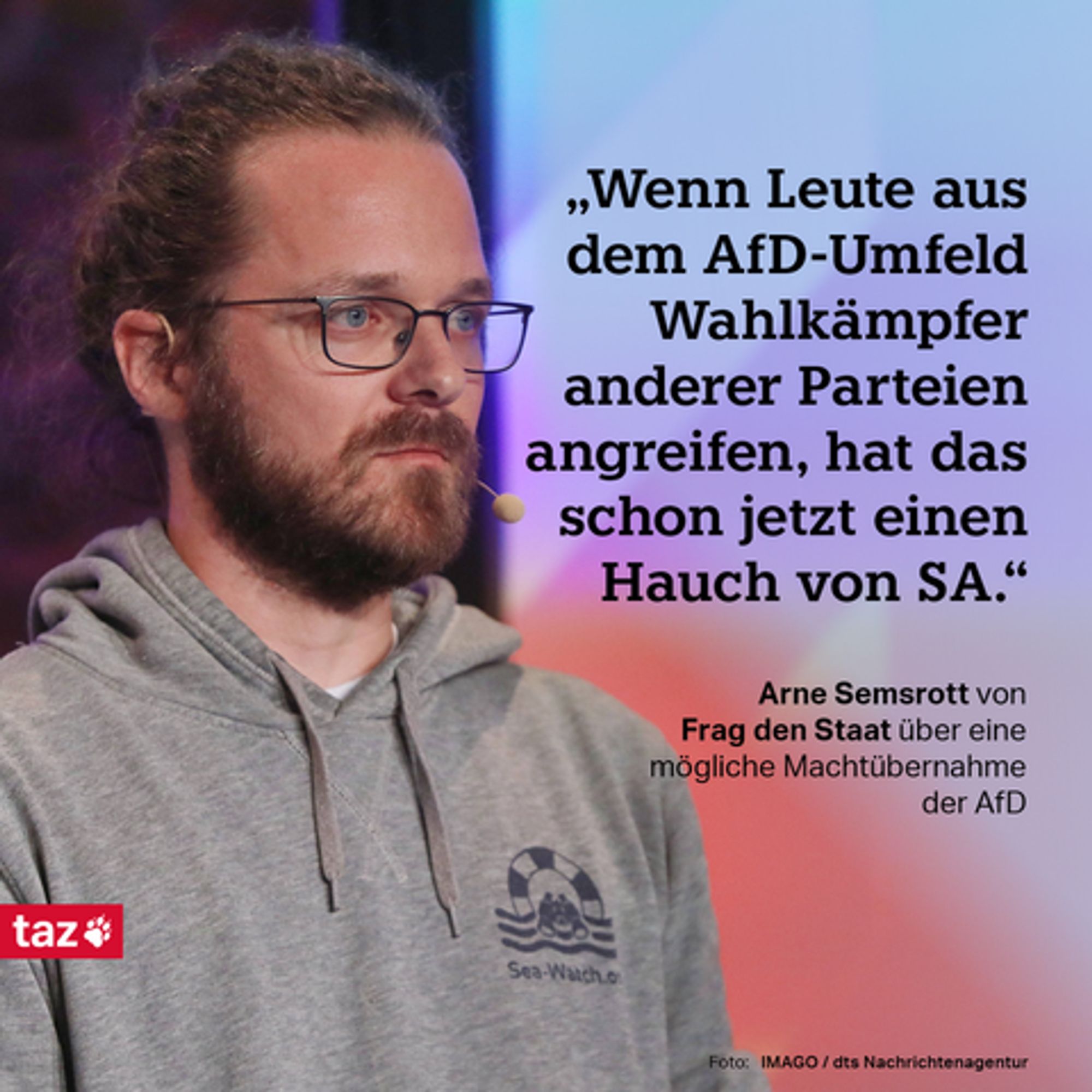 „Wenn Leute aus dem AfD-Umfeld Wahlkämpfer anderer Parteien angreifen, hat das schon jetzt einen Hauch von SA.“ Arne Semsrott von Frag den Staat über eine mögliche Machtübernahme der AfD 