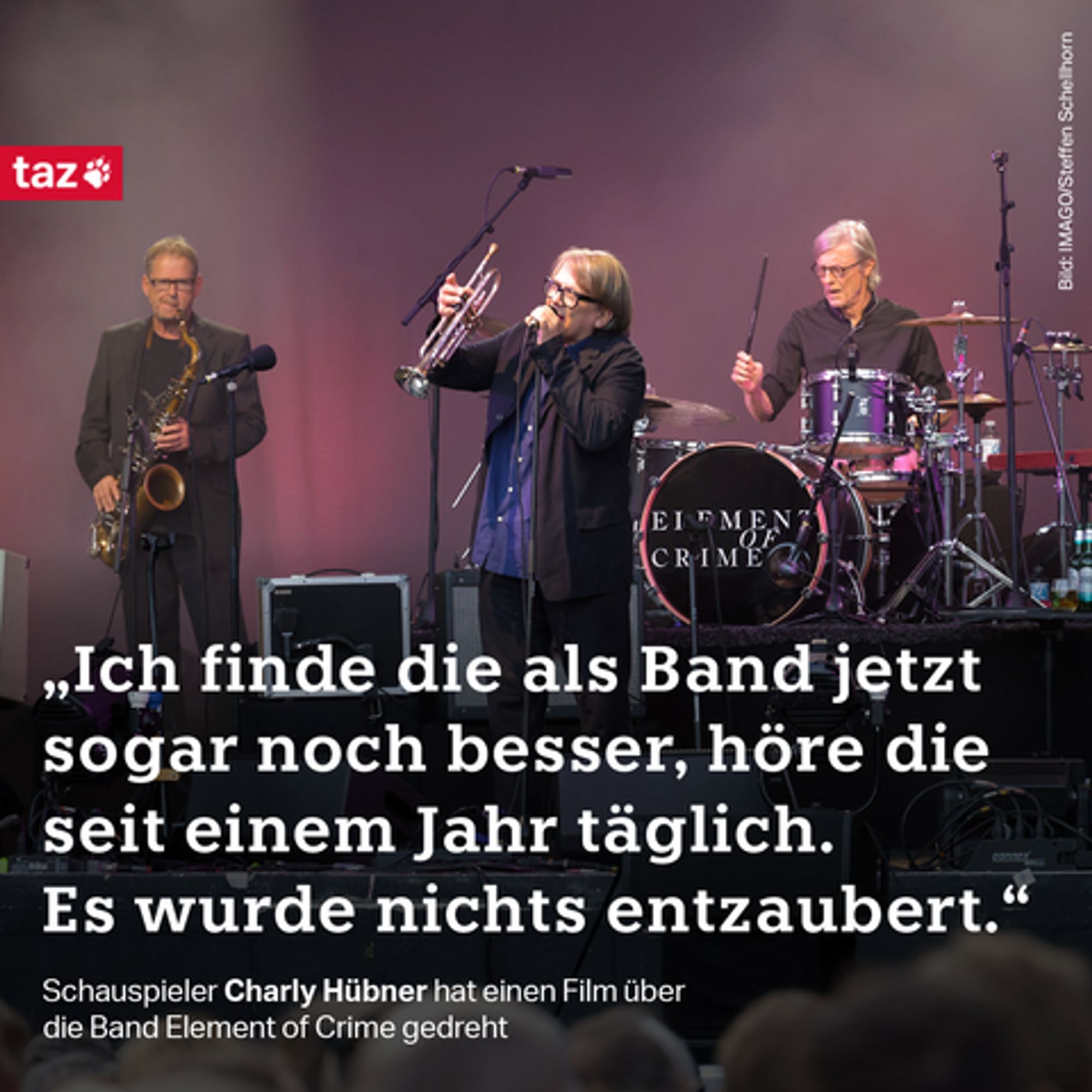 1 Ein Foto der Band Element of Crime auf der Bühne. Beschriftung: "Ich finde die als Band jetzt sogar noch besser, höre die seit einem Jahr täglich. Es wurde nichts entzaubert." Schauspieler Charly Hübner hat einen Film über die Band Element of Crime gedreht