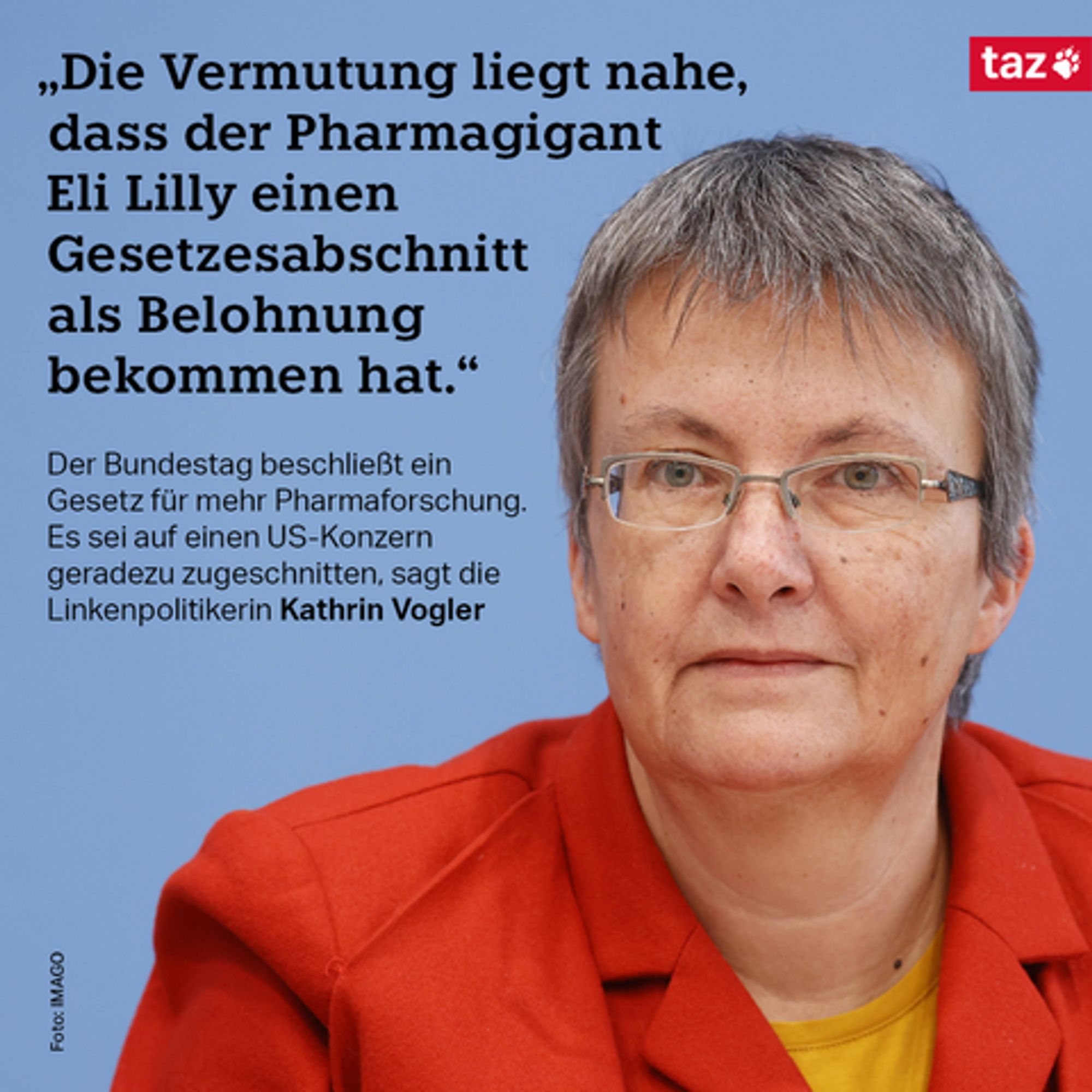 Ein Bild von Kathrin Vogler auf blauem Hintergrund. Zitat: „Die Vermutung liegt nahe, dass der Pharmagigant Eli Lilly einen Gesetzesabschnitt als Belohnung bekommen hat.“ Der Bundestag beschließt ein Gesetz für mehr Pharmaforschung. Es sei auf einen US-Konzern geradezu zugeschnitten, sagt die Linkenpolitikerin Kathrin Vogler.