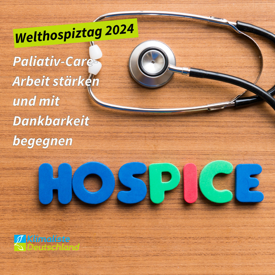 Die Schlagzeile lautet: "Welthospiztag 2024 Paliativ-Care-Arbeit stärken und mit Dankbarkeit begegnen". Die Worte "Welthospiztag 2024" sind in frühlingsgrün hinterlegt. Das Bild zeigt ein Stethoskop und Buchstaben in blau, grün und rot, die das Wort "HOSPICE" bilden. Der Hintegrund besteht aus einer Holzfläche.
Links unten ist das Logo der Partei Klimaliste Deutschland zu sehen.