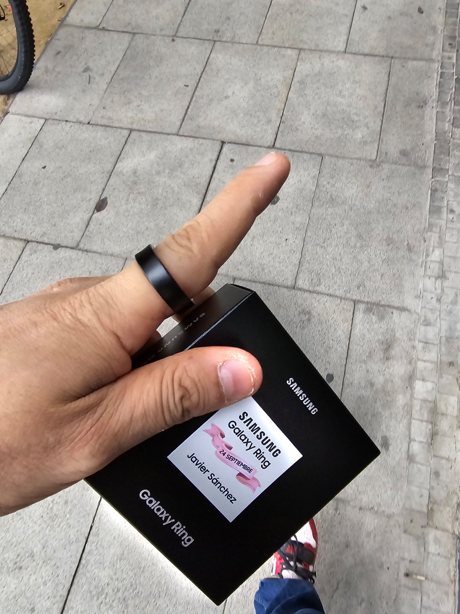 Mi mano con el nuevo Samsung Galaxy Ring y el habitual y lamentable estado de mis uñas