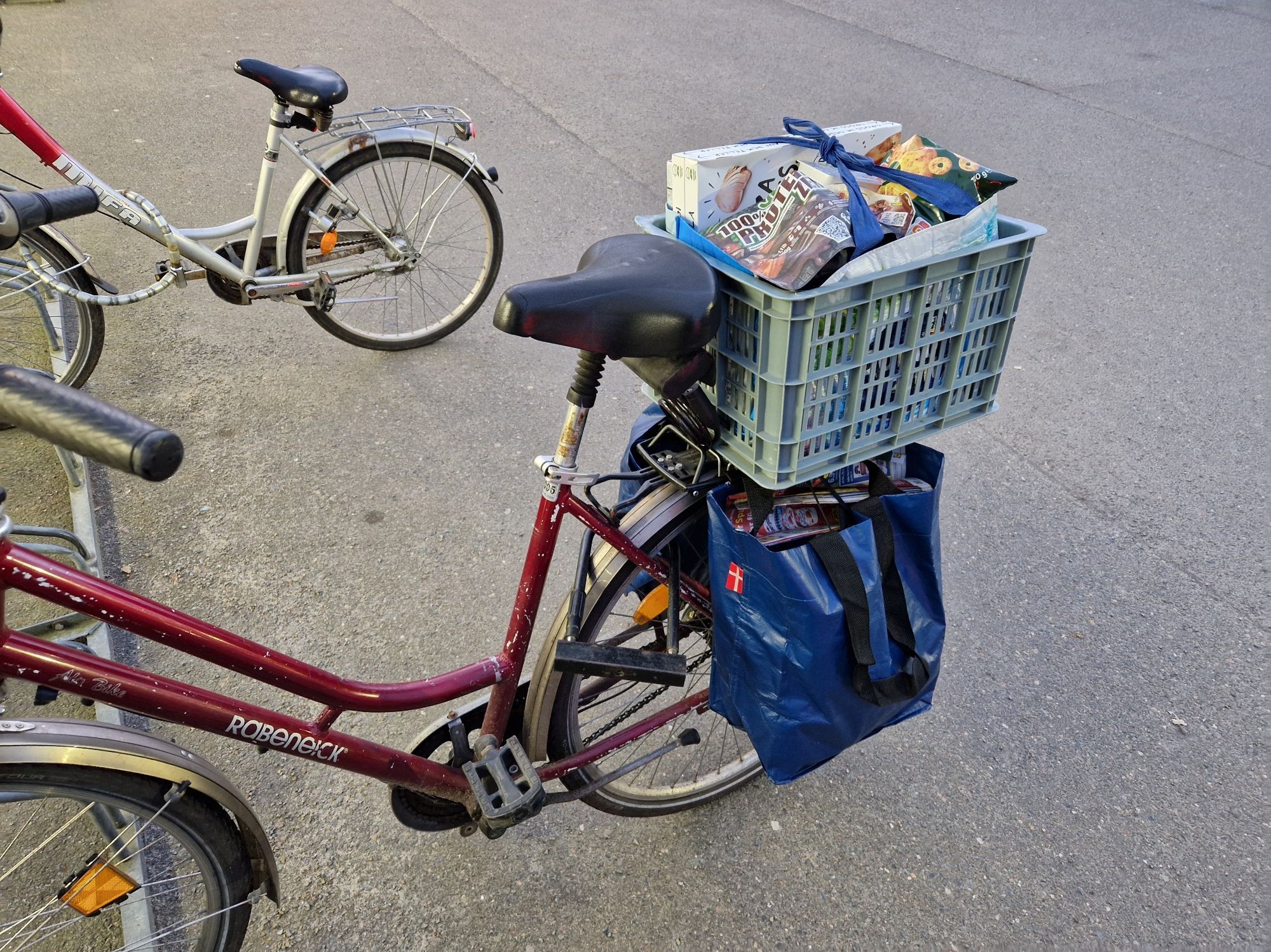 Fahrad mit  Wocheneinkauf, Fahrradkorb und 2 Taschen links und rechts am Gepäckträger