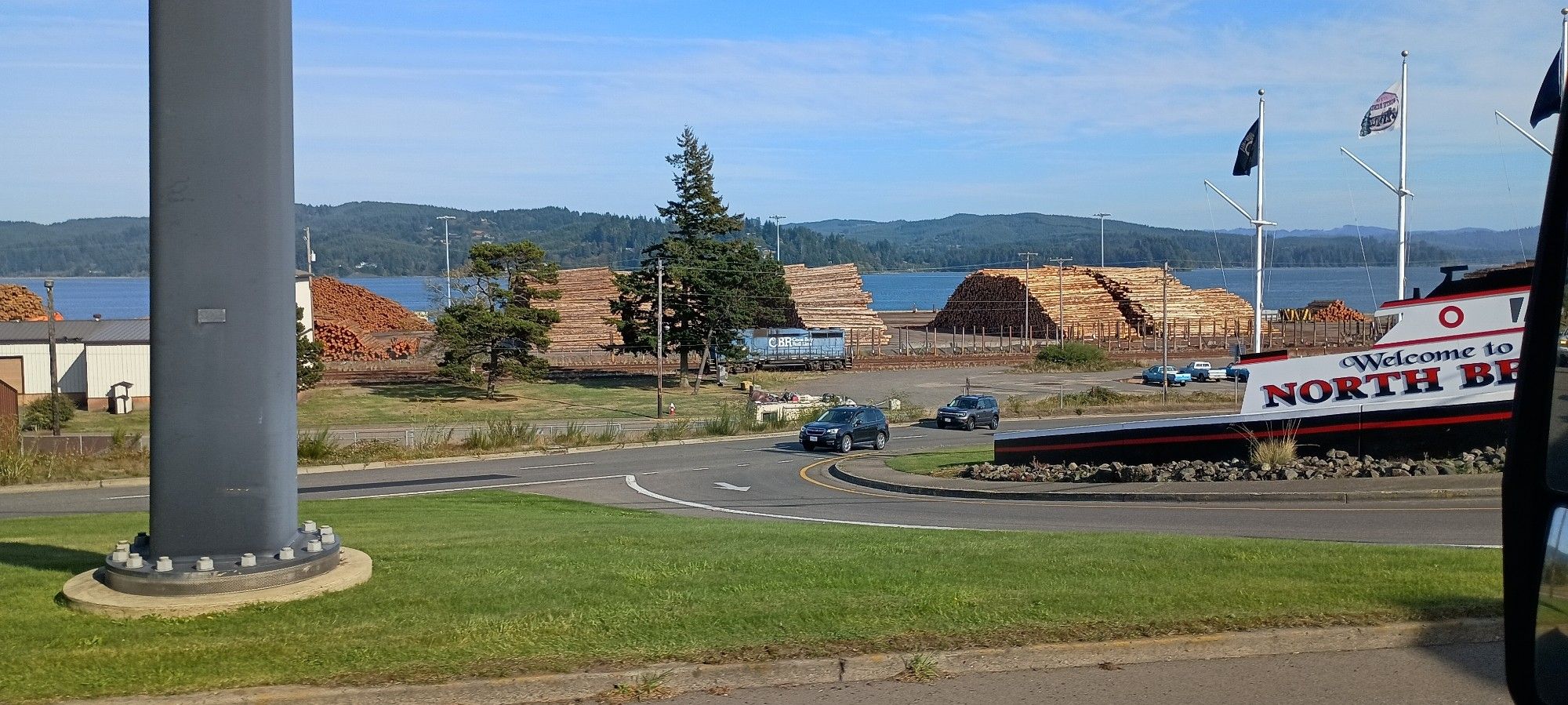 On voit ici a Coos Bay d'immenses tas de troncs d'arbres prêts à être embarqués sur du transport maritime. Une industrie qui existe ici depuis très longtemps.