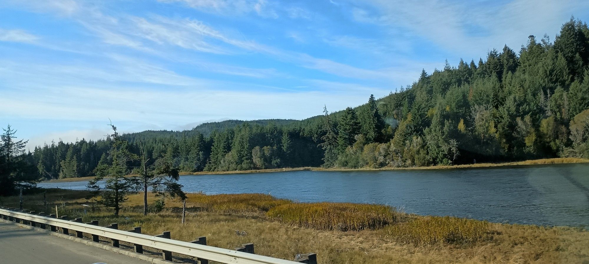 La rivière Mackenzie. Un cours d'eau tranquille lui aussi bordé de forêts. Elle va se jeter plus loin dans la William être.