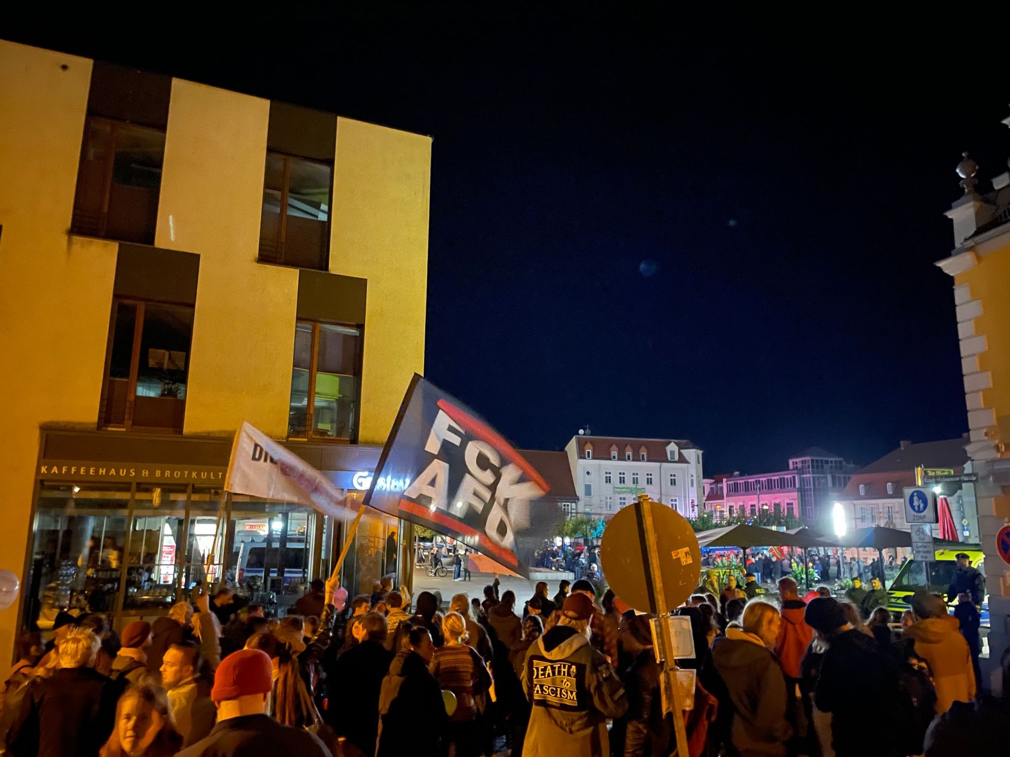 Gegenprotest zu einer Veranstaltung des Landesverbandes der AfD Brandenburg am 13.10.2023 in Eberswalde. Markant: Eine #fckAfD-Fahne.