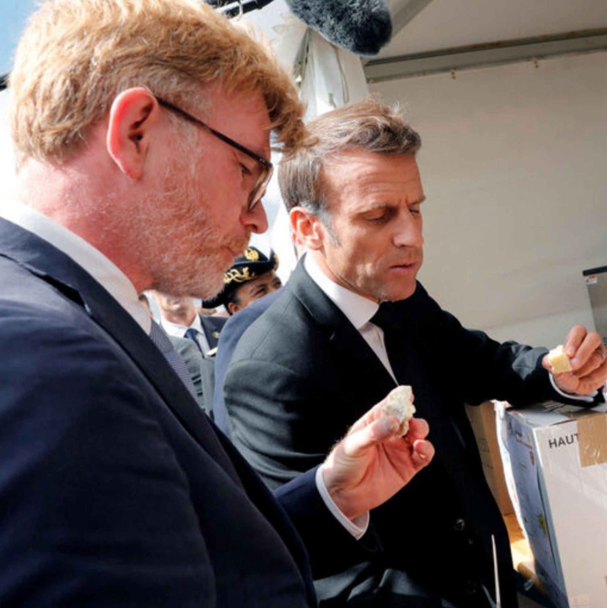 Marc Fesneau et Emmanuel Macron discutent, à un apéro ou une foire.