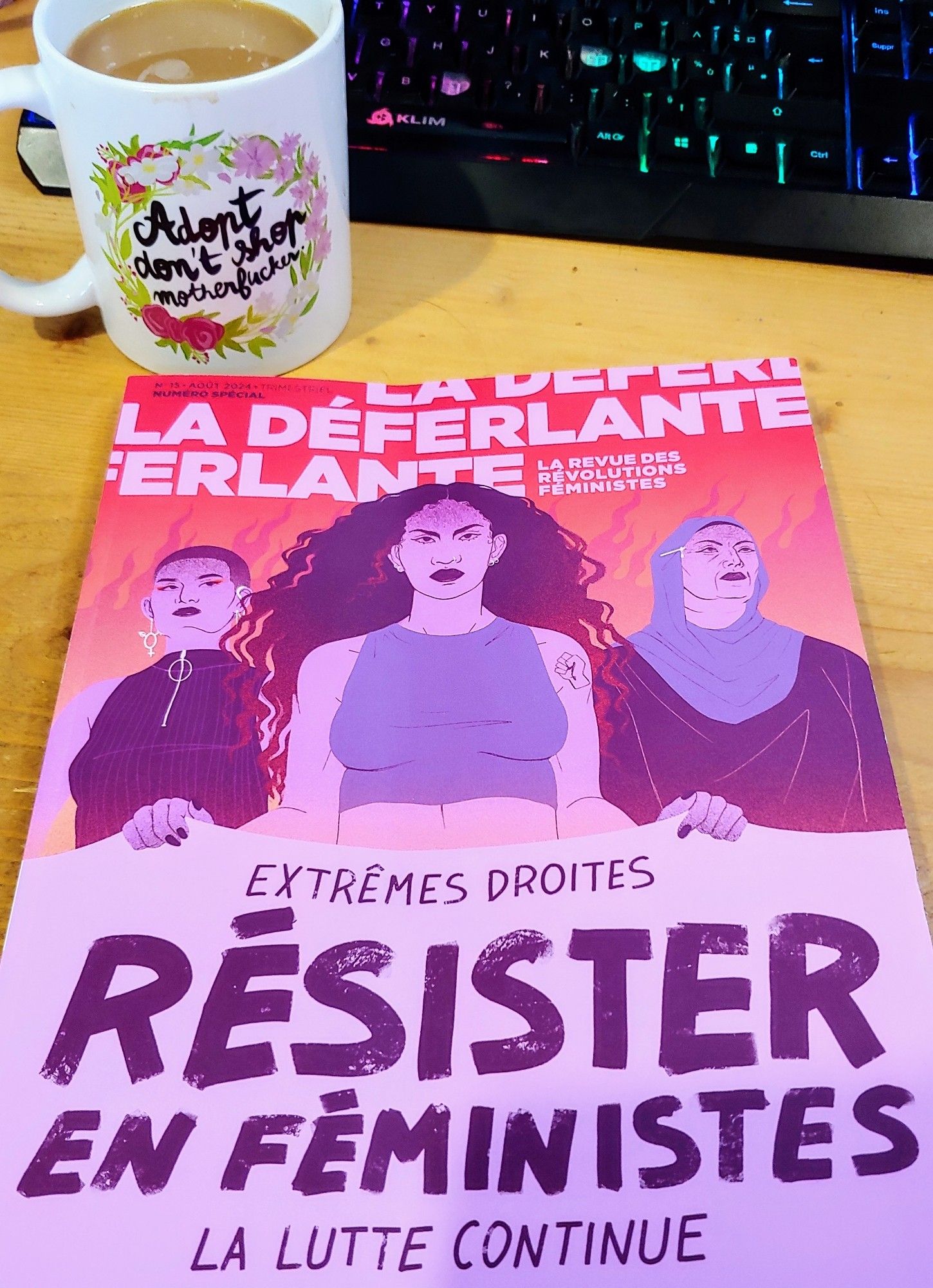 Photo de l'exemplaire spécial "Extrêmes droites, resister en féministes, la lutte continue" de la déferlante, magazine féministe.