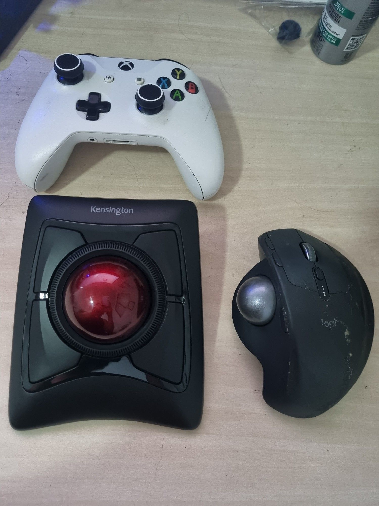 Foto de um trackball de indicador Kensington Expert Mouse Wireless

Para comparação de tamanho, um trackball Logitech MX Ergo e um controle de Xbox One