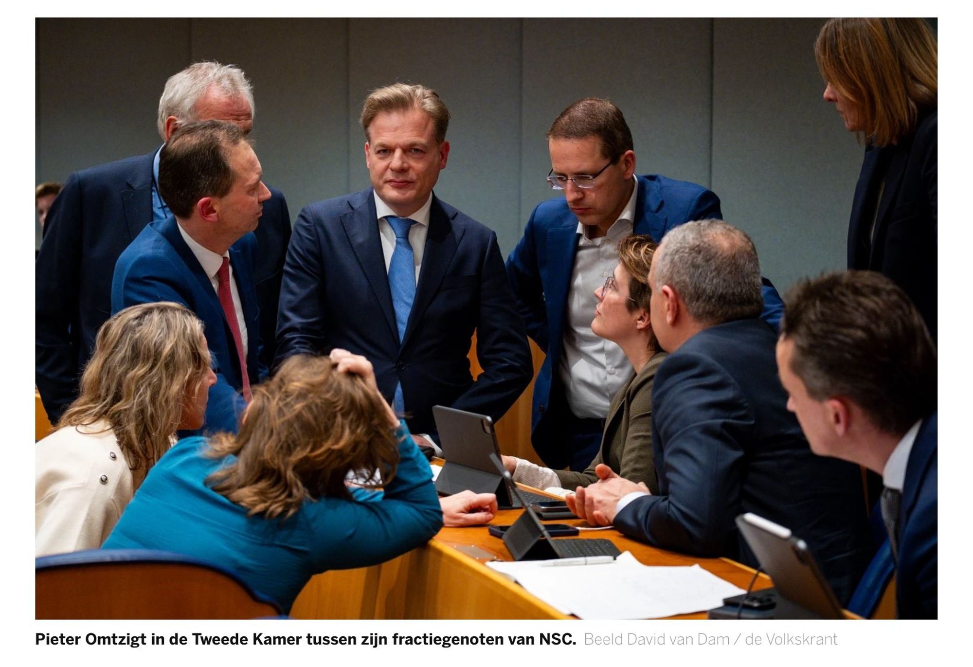 Pieter Omtzigt in de Tweede Kamer tussen zijn fractiegenoten van NSC.