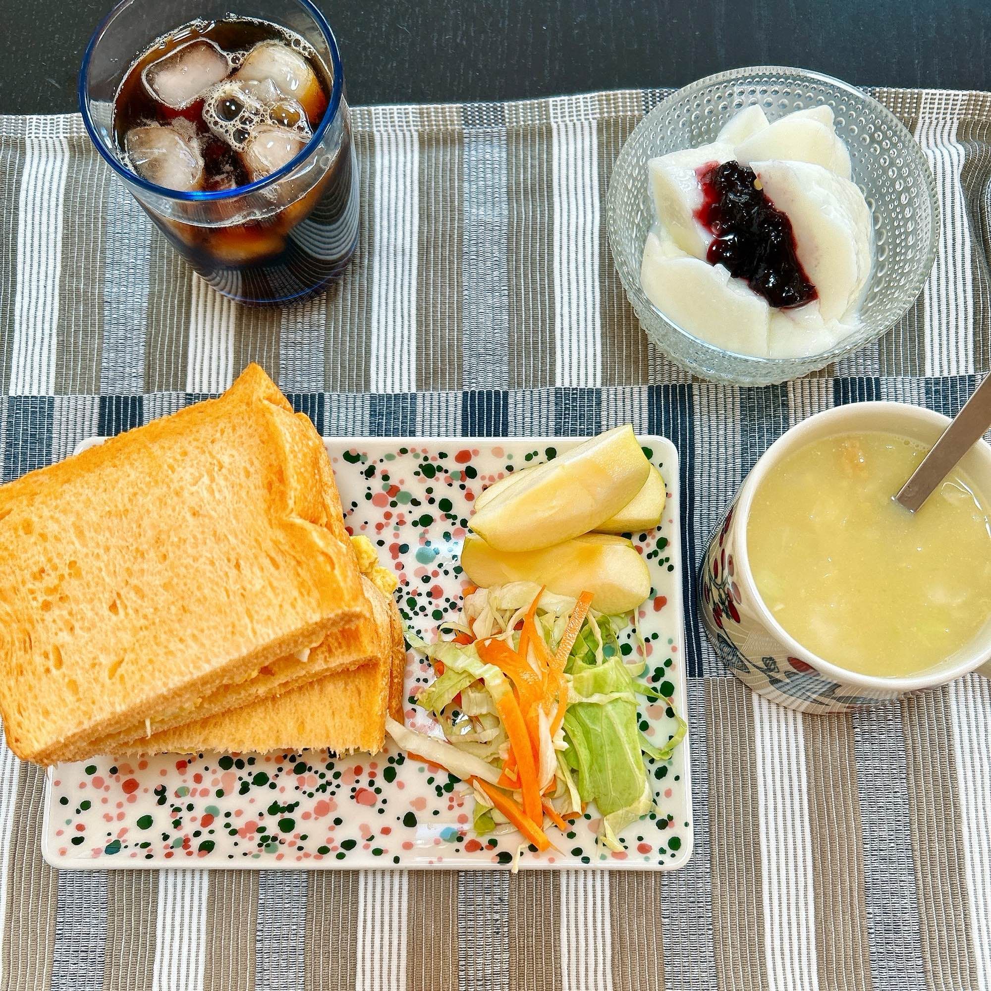 炒り卵を挟んだ食パン、きゅうりにんじんサラダ、りんご、ミルクかんにブルーベリージャム、キャベツ入りコーンスープ、アイスコーヒー