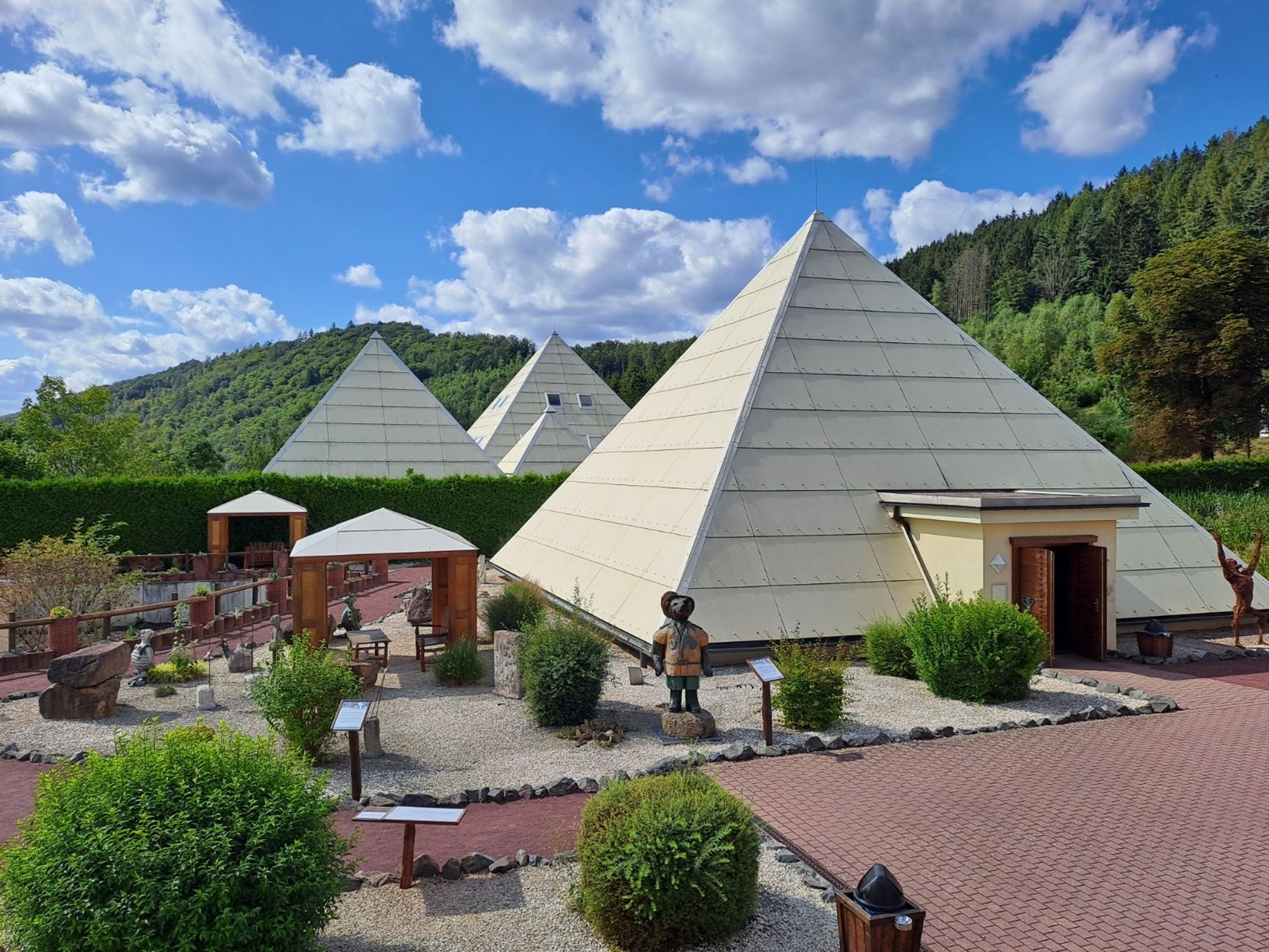 Ägypten? Ne, Sauerland. Mehrere, etwa 5 bis 8 Meter hohe, in einer grünen Idylle gelegene Pyramiden.
Der Galileo Park in Lennestadt hat jährlich wechselnde Ausstellungen