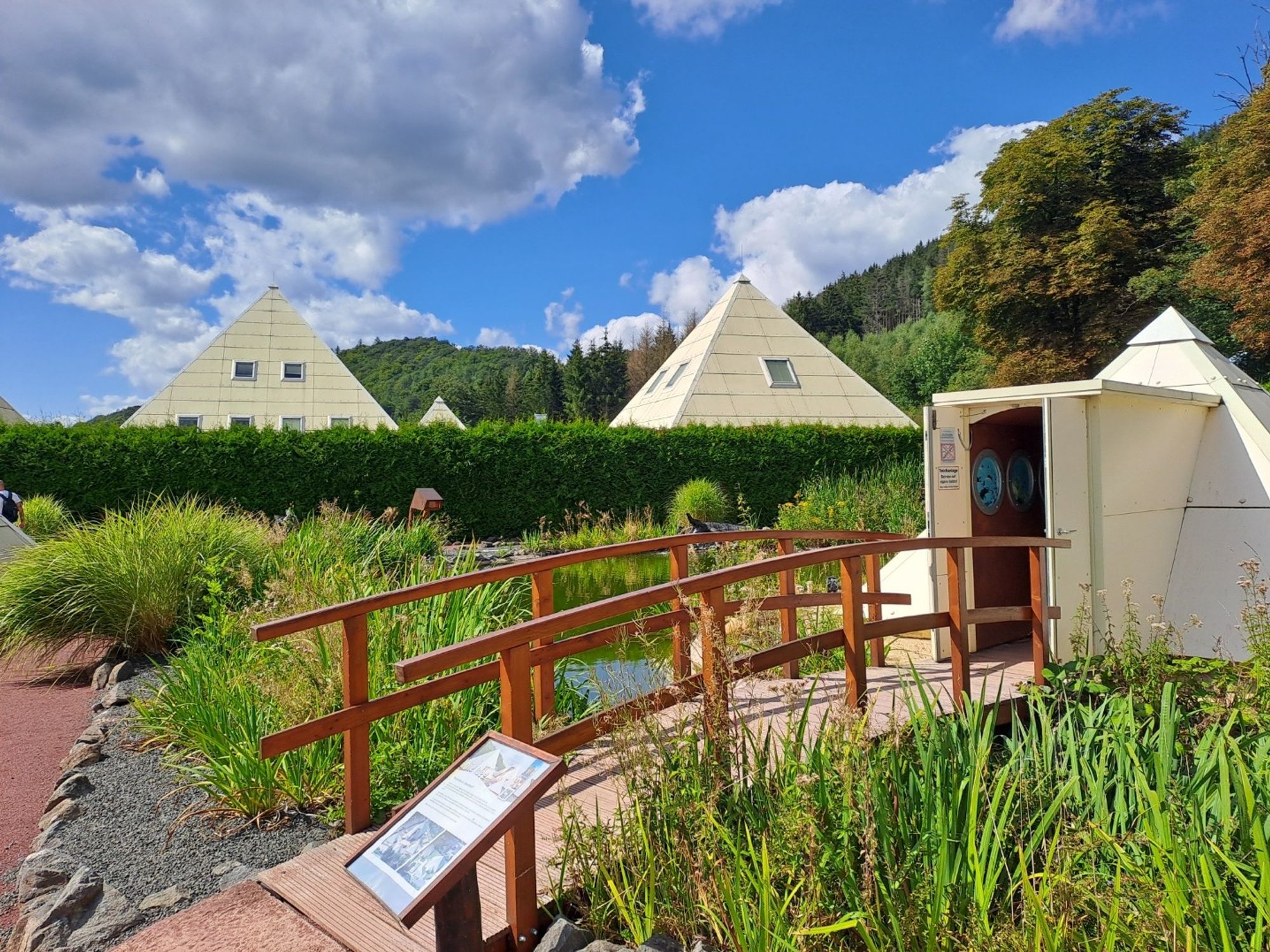 Ägypten? Ne, Sauerland. Mehrere, etwa 5 bis 8 Meter hohe, in einer grünen Idylle gelegene Pyramiden.
Der Galileo Park in Lennestadt hat jährlich wechselnde Ausstellungen