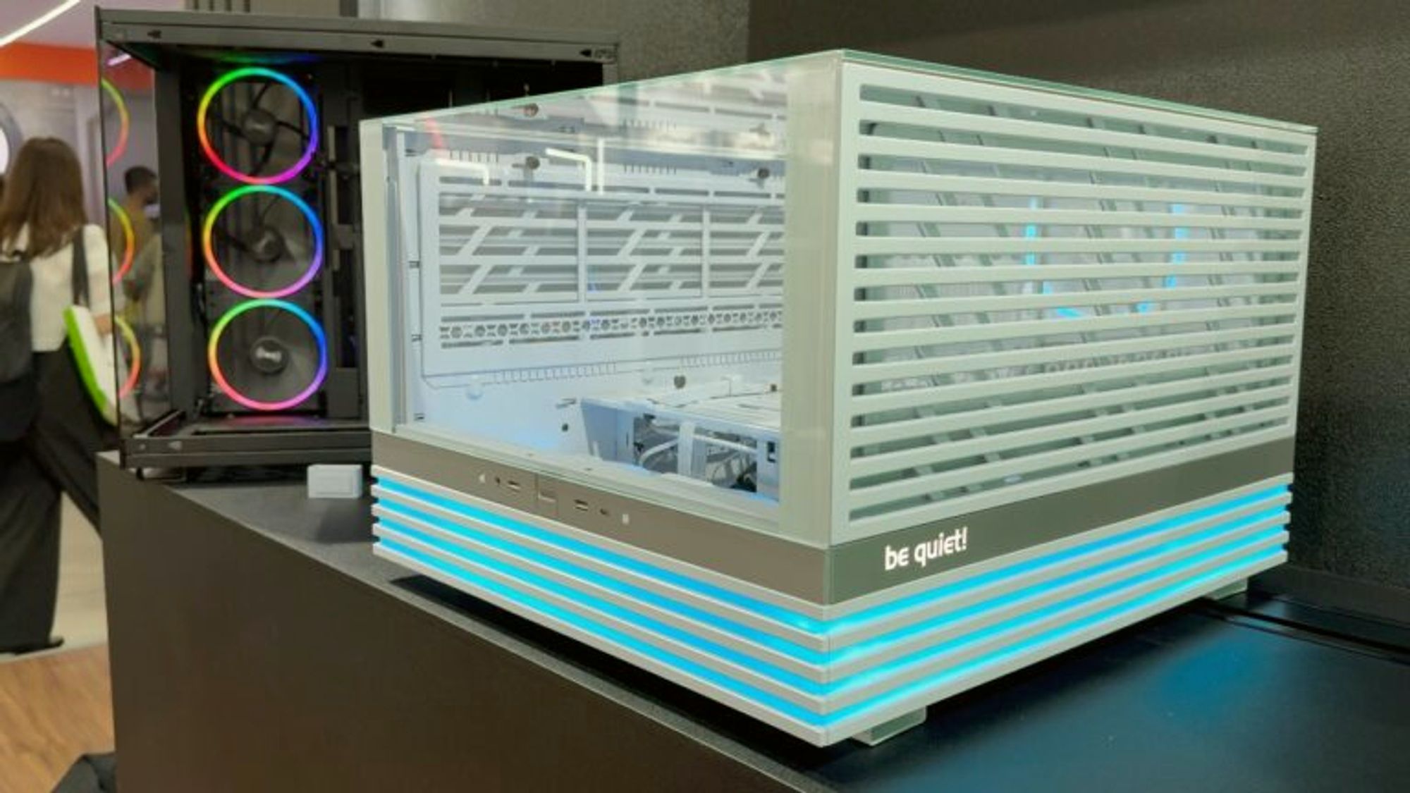 A BeQuiet Light Base 900 case. A horizontal white PC case with LED and windows.