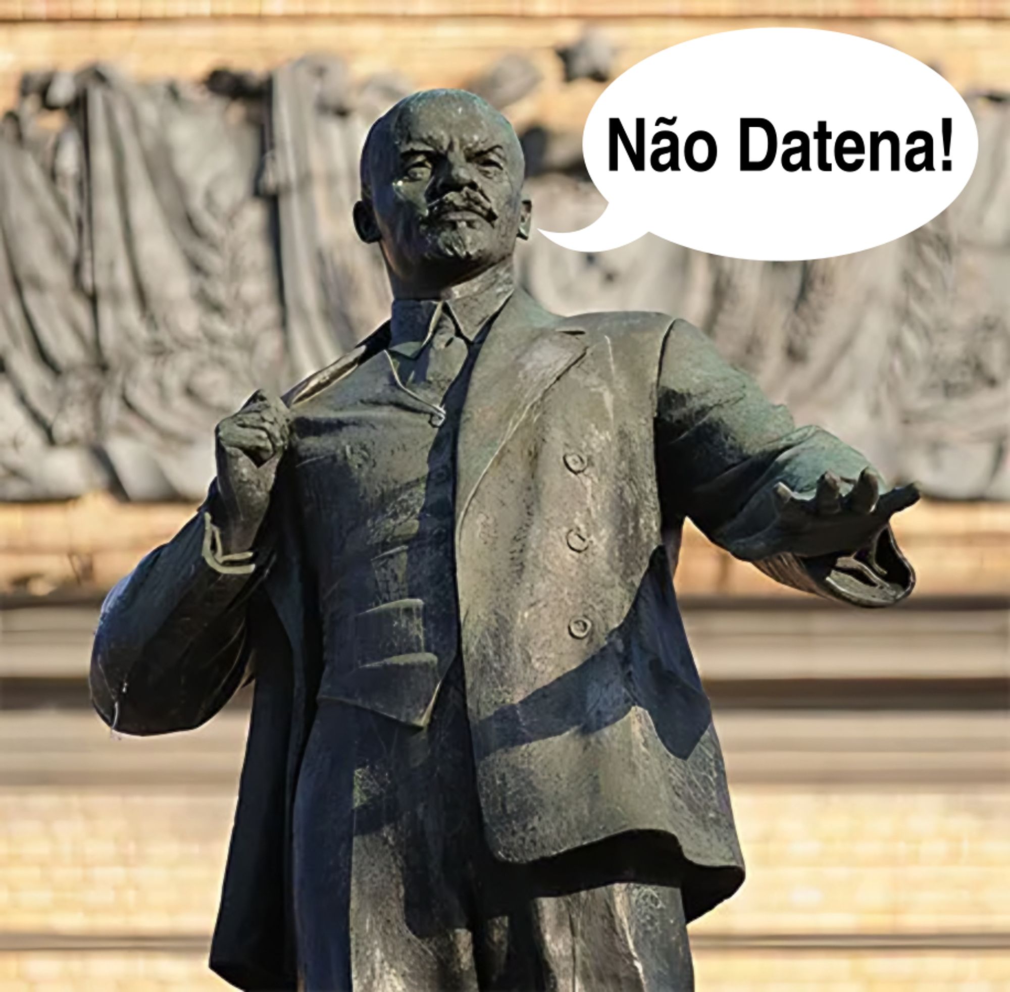 Estatua de Vladimir Lenin em pose semelhante a de Guilherme Boulos no momento em que grita "Não Datena" no dia da cadeirada.