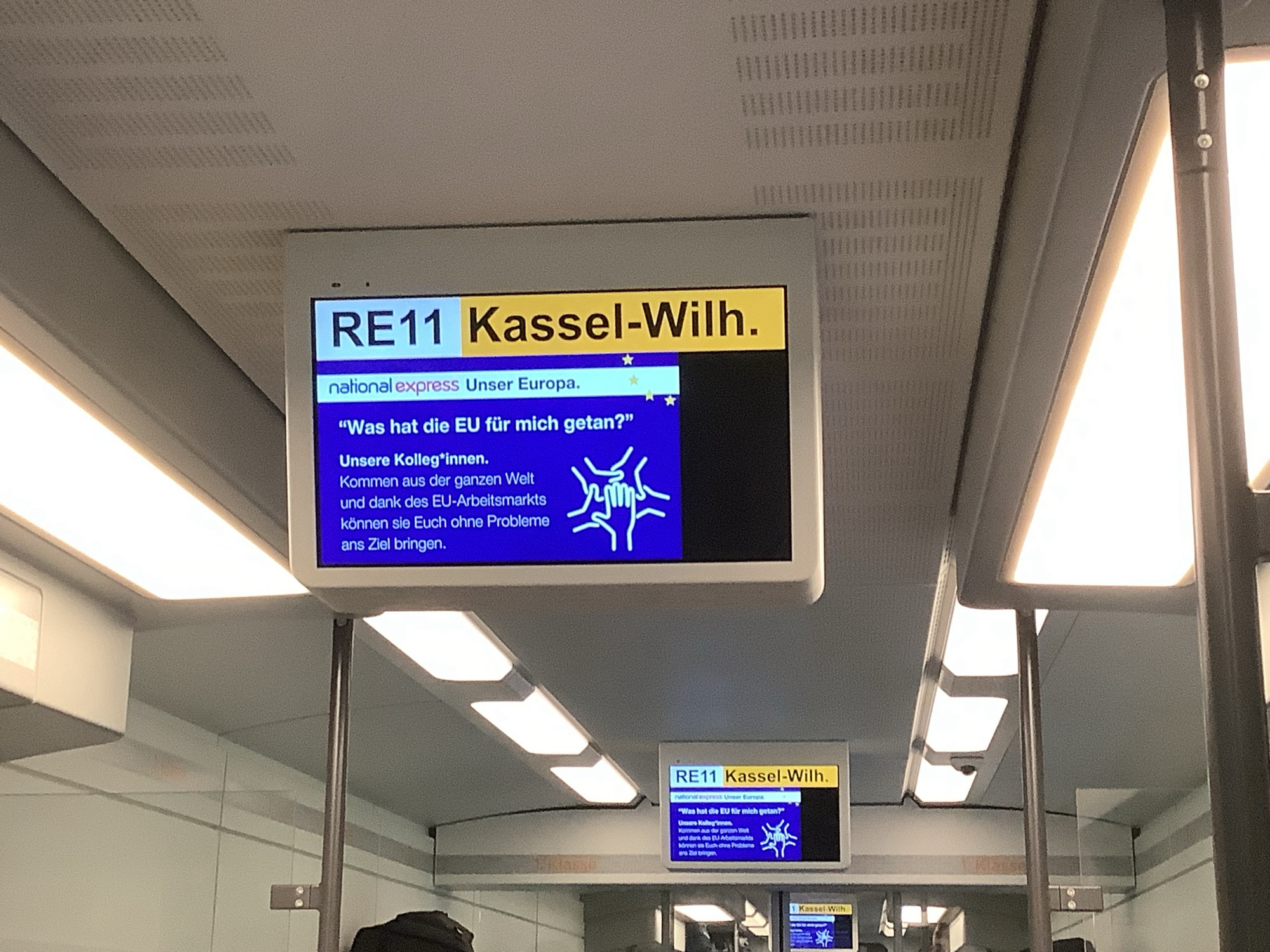 Infoanzeige im Zugwagon
RE11 Kassel-Wilh.
national express Unser Europa.
"Was hat die EU für mich getan?"
Unsere Kolleg*innen. Kommen aus der ganzen Welt und dank des EU-Arbeitsmarkts können sie Euch ohne Probleme ans Ziel bringen.