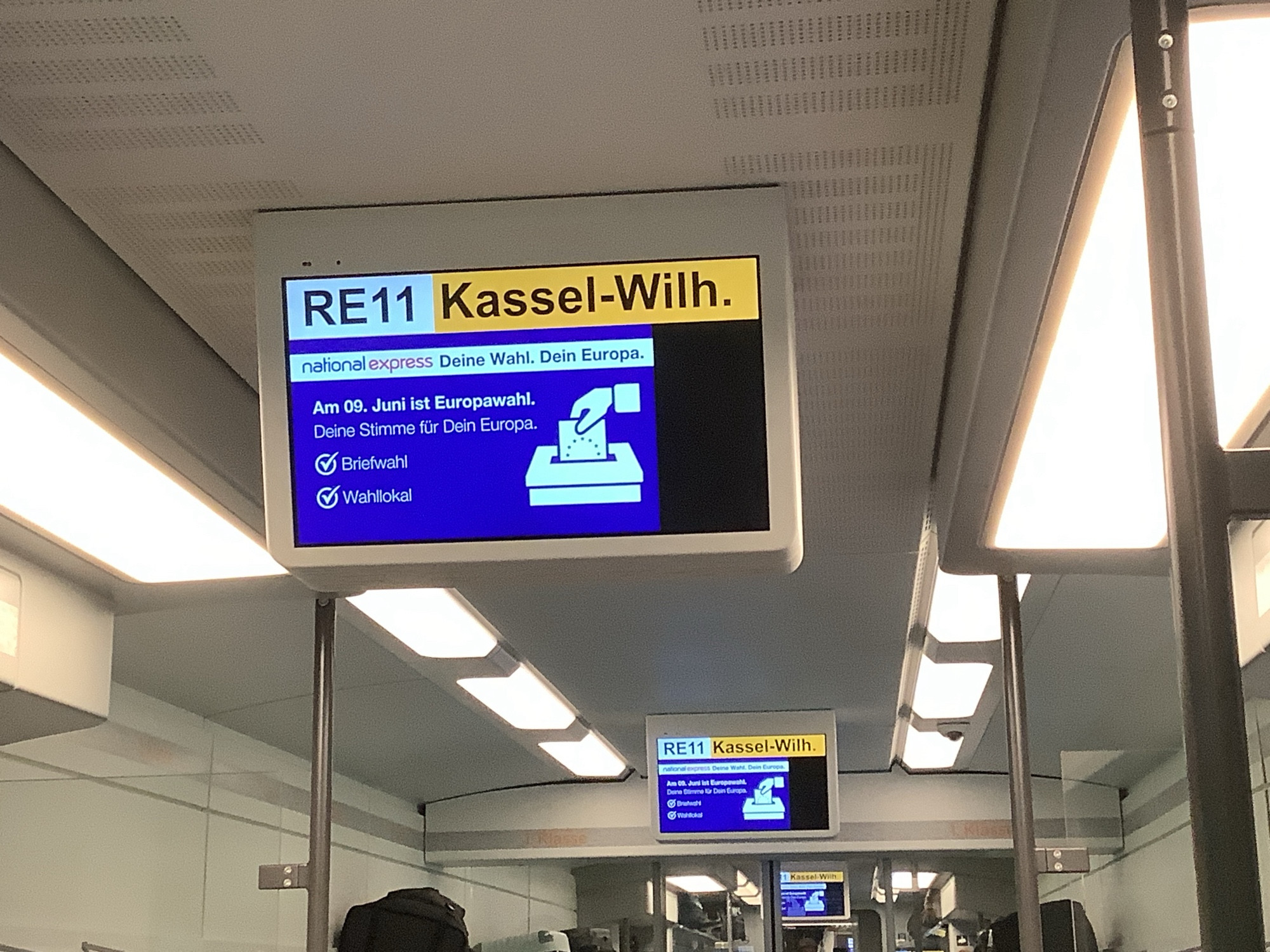 Zuginformation im Wagon zeigt an
RE11
Kassel-Wilh.
national express Deine Wahl. Dein Europa.
Am 09. Juni ist Europawahl. Deine Stimme für Dein Europa.
Briefwahl
Wahllokal

Symbolbild Hand wirft Wahlzettel in Wahlurne