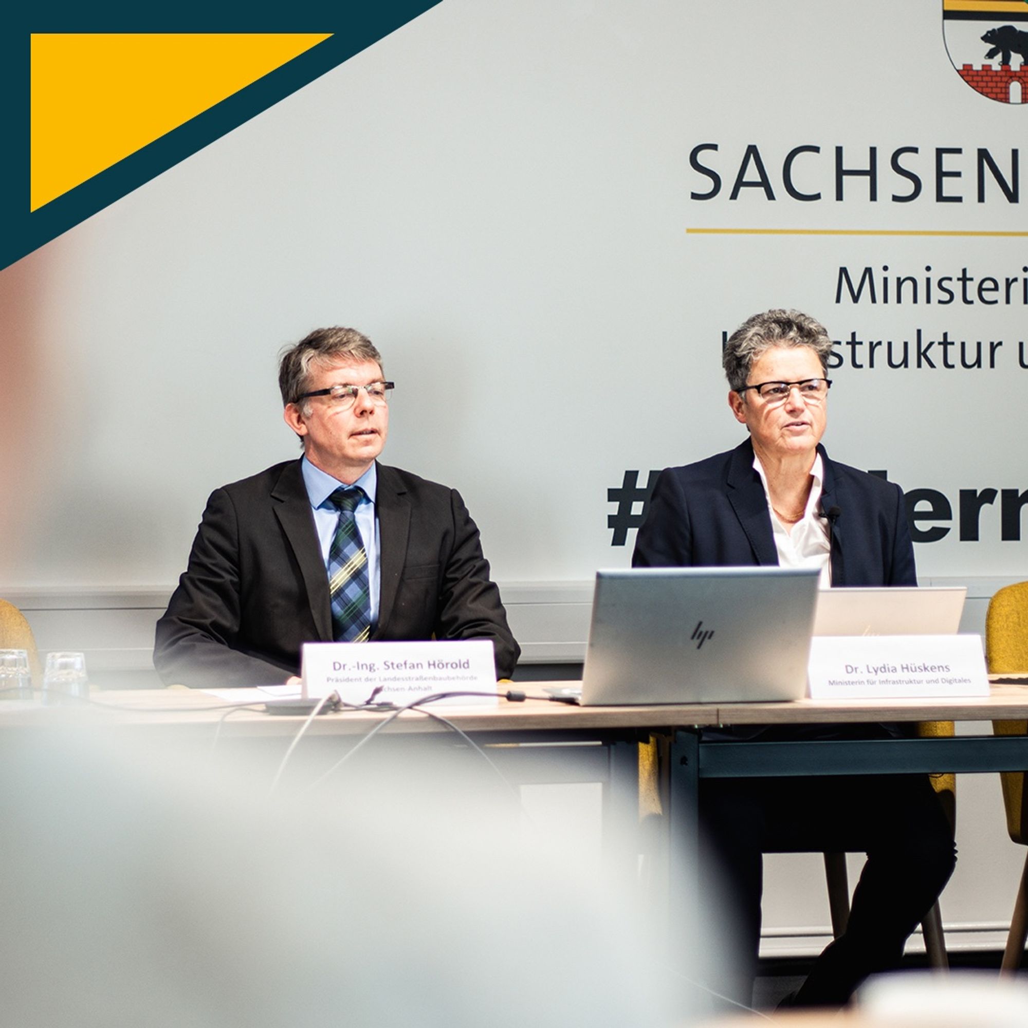 Stefan Hörold, Leiter der LSBB, und Ministerin Lydia Hüskens bei der Pressekonferenz zum Bauprogramm 2024