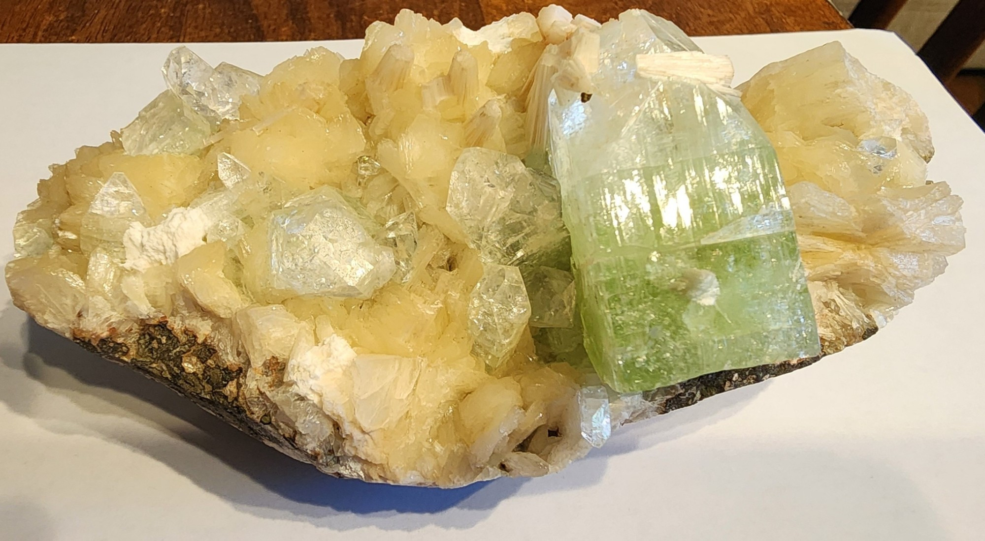 Another 30° or 15° or so really shows how chunky this green crystal is it's a high contrast between the surrounding material and the top left you can see one of the clear apatholic crystals that exhibit almost gem quality clarity but are far too soft to be worked into gemstones