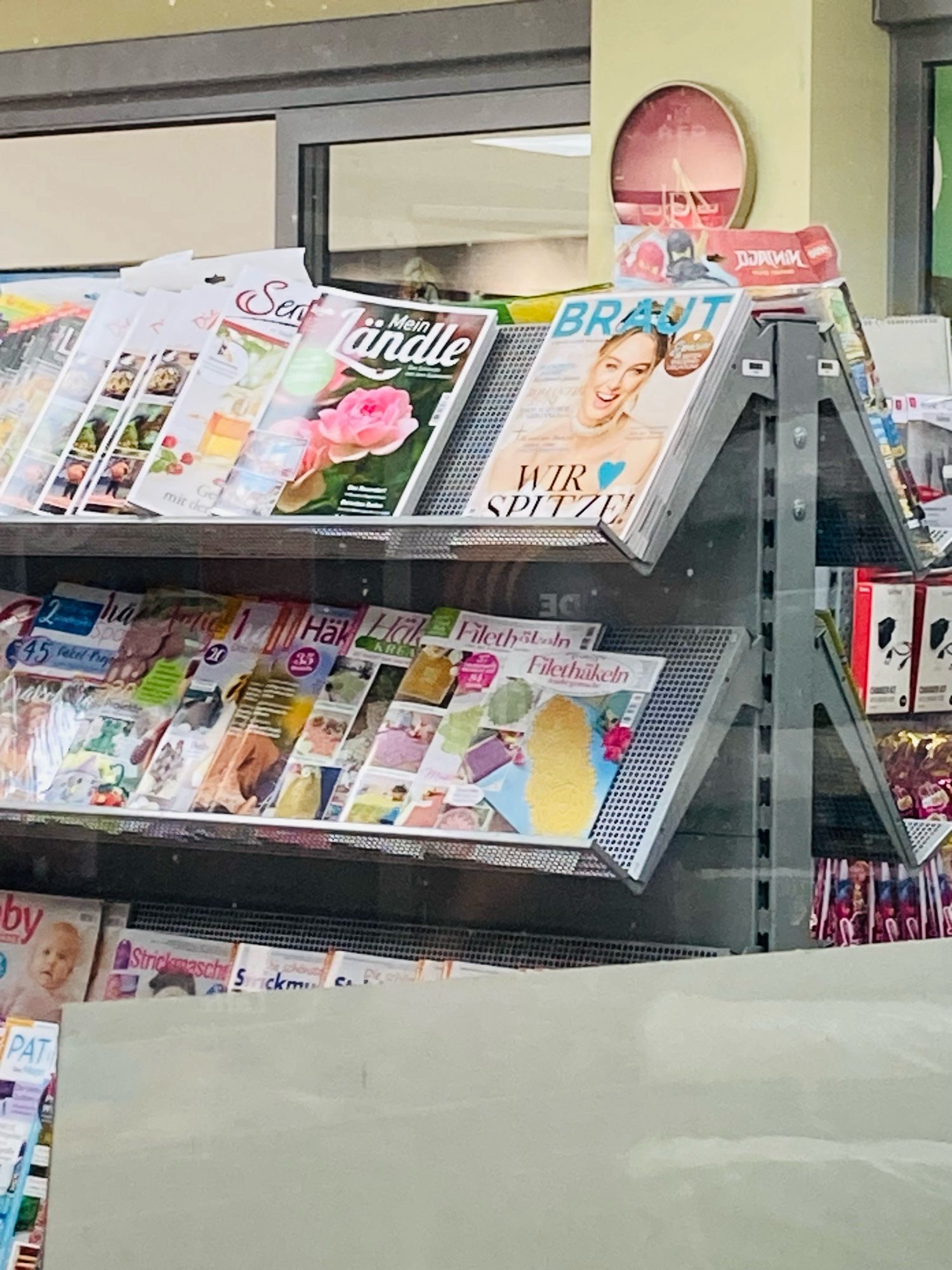 Zeitschriftenregal mit Magazinen, eines trägt den Titel „Braut“.