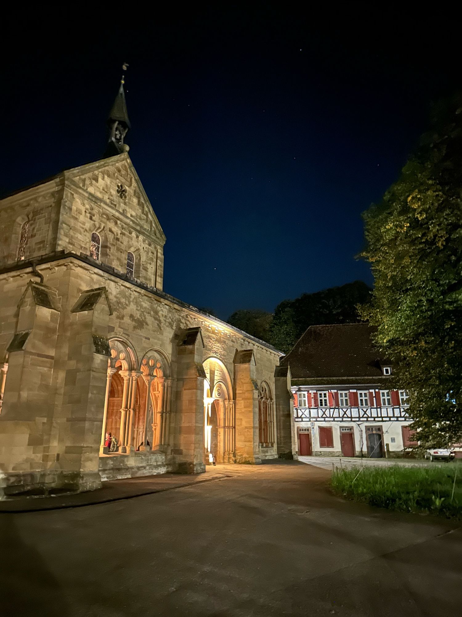 Die Fassade der Maulbronner Klosterkirche bei Nacht. Man erblickt den Eingabgsbereich der ehemalige Zisterzienserabtei vom Klosterhof aus