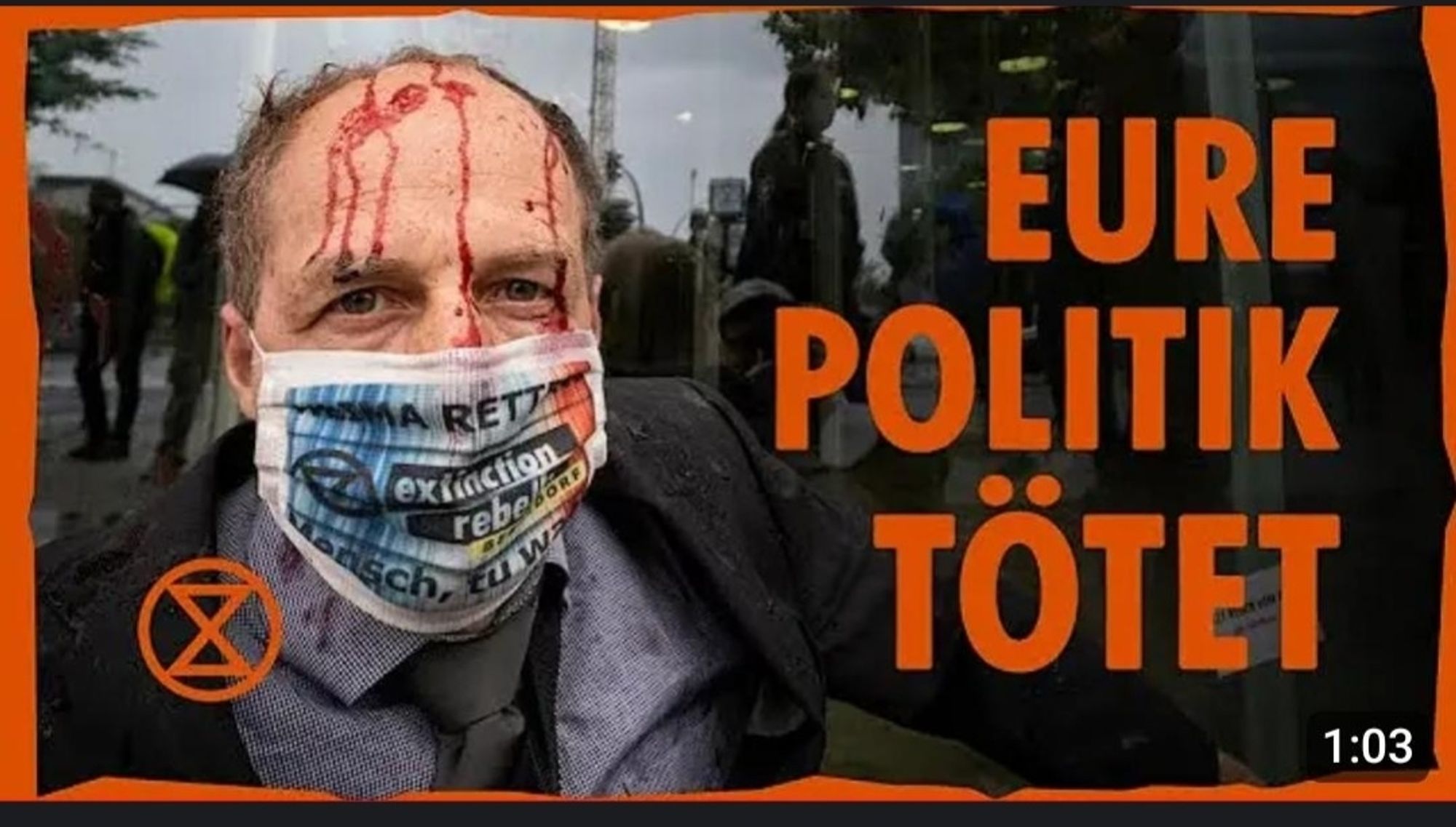 Foto von Chris mit #ExtinctionRebellion Schutzmaske und Kunstblut auf der Stirn. TITEL: Eure Politik tötet. (Titel der Protestaktion gegen #CDU Politik)