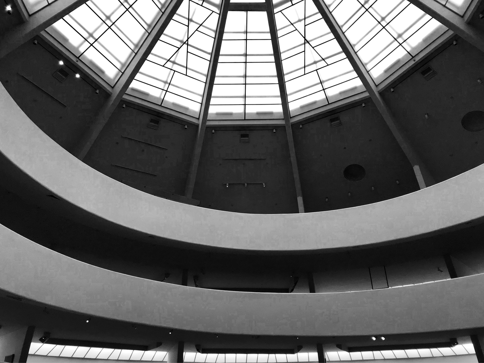 Schwarzweißfoto:
Innerhalb des Guggenheim-Museums in New York