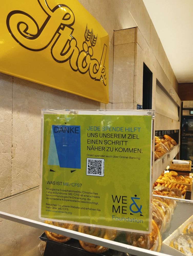 Spendenbox in einer Filiale der Bäckerei Ströck für die WE&ME-Foundation, außerdem verschiedene Backwaren. 
Auf der Box: "Jede Spende hilft uns unserem Ziel einen Schritt näher zu kommen." "Was ist ME/CFS? Myalgische Enzephalomyelitis/Chronisches Fatigue Syndrome (ME/CFS) ist eine schwere neuroimmunologische Erkrankung, die verschiedene Körpersysteme beeinträchtigt."