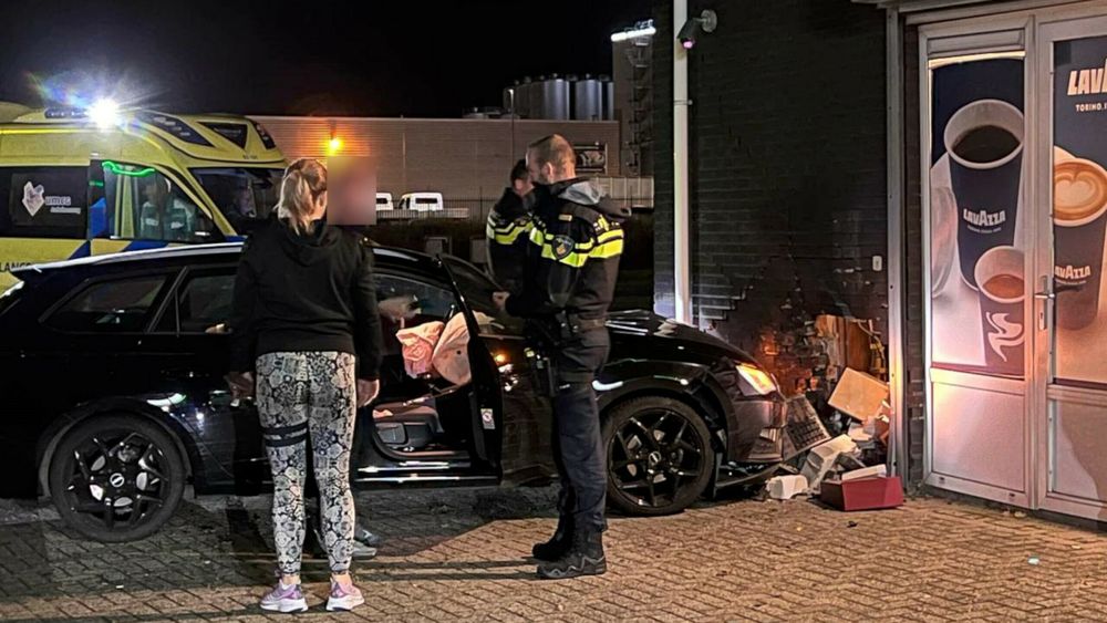 Auto rijdt gat in de muur van tankstation in Hoogeveen