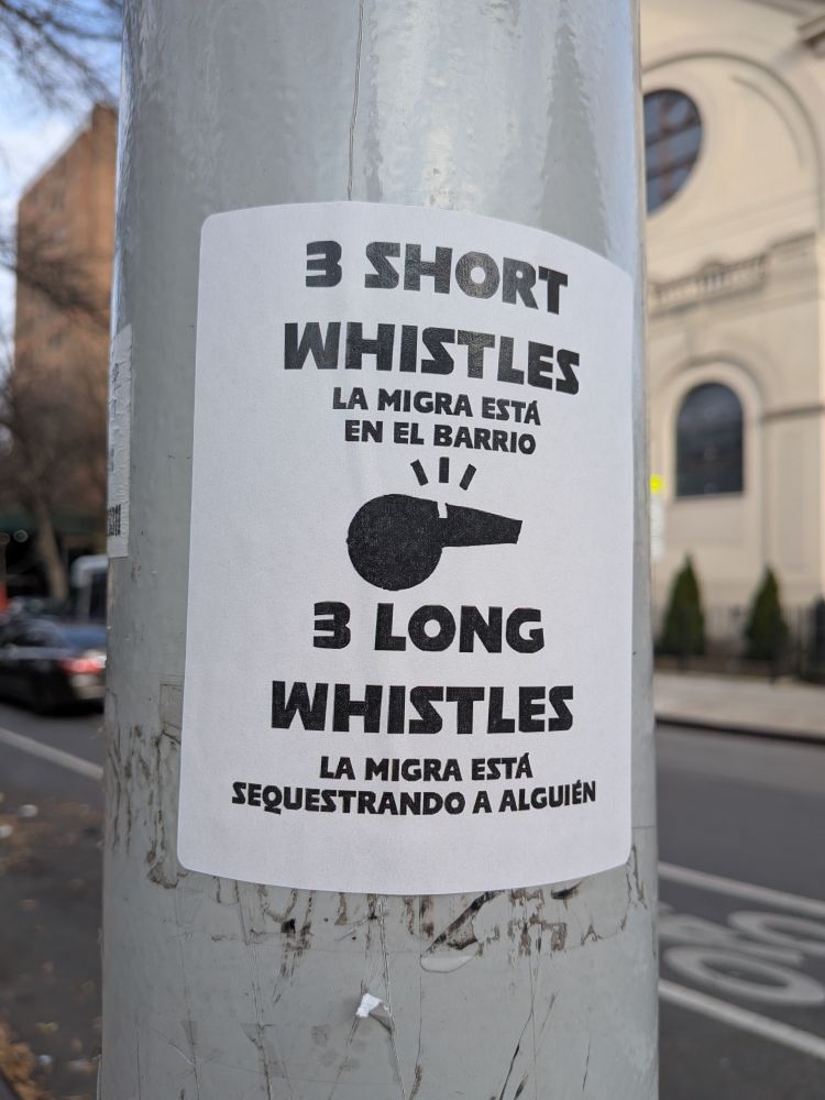 Aufkleber an Laternenpfahl: 3 short whistles = LA MIGRA ESTÁ EN EL BARRIO 
3 long whistles = LA MIGRA ESTÁ SEQUESTRANDO A ALGUIÉN