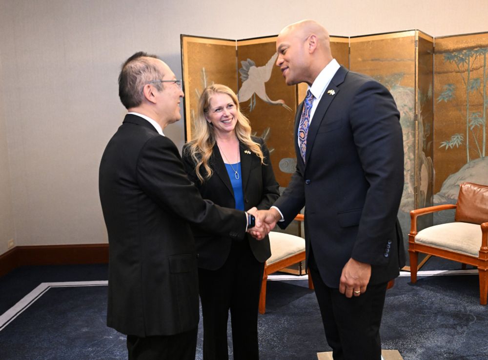 Governor Moore shaking hands
